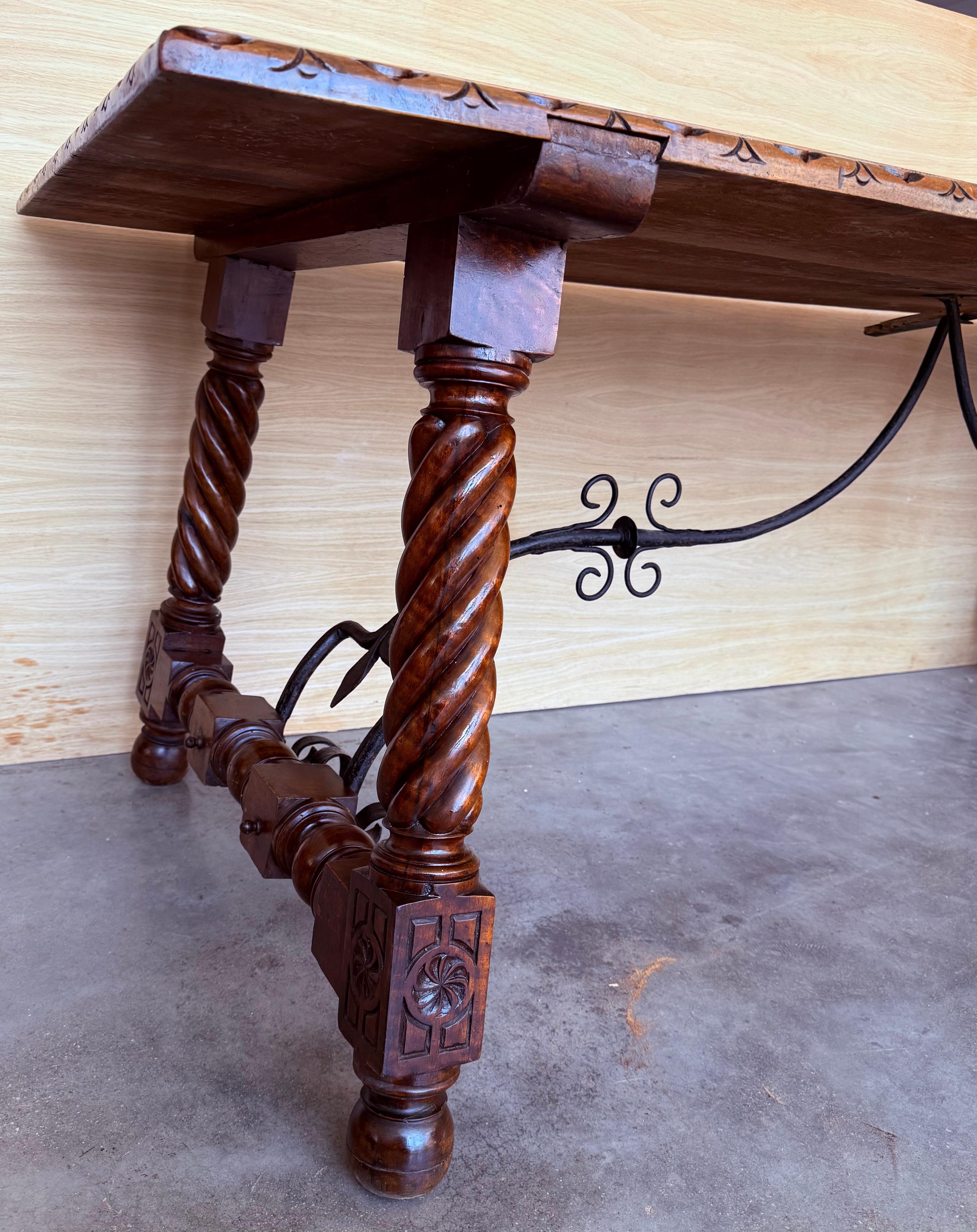 Grande table de salle à manger ou de bureau espagnole du 18e siècle avec pieds Solomoniques et traverse en fer en vente 3