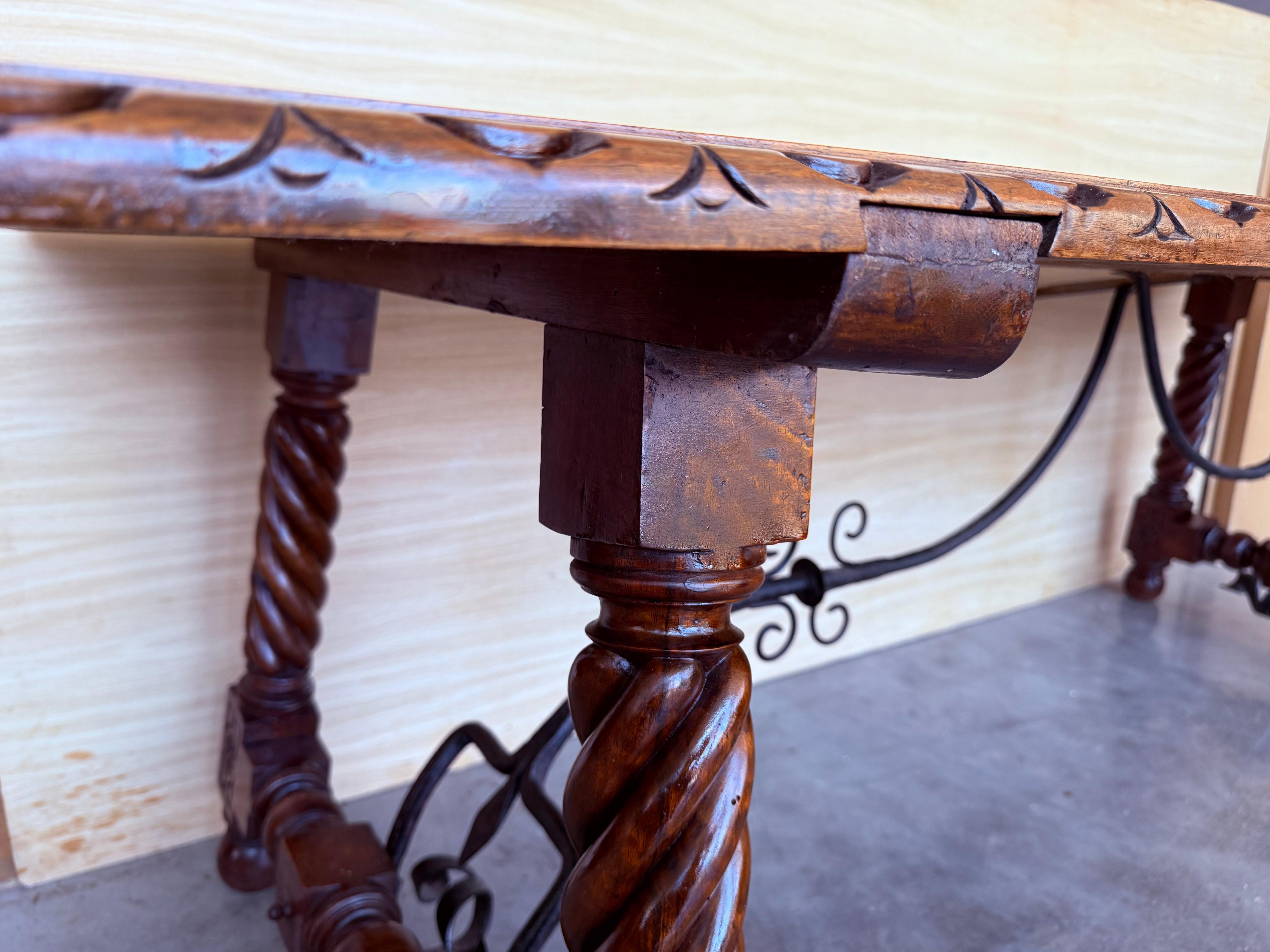 Grande table de salle à manger ou de bureau espagnole du 18e siècle avec pieds Solomoniques et traverse en fer en vente 4