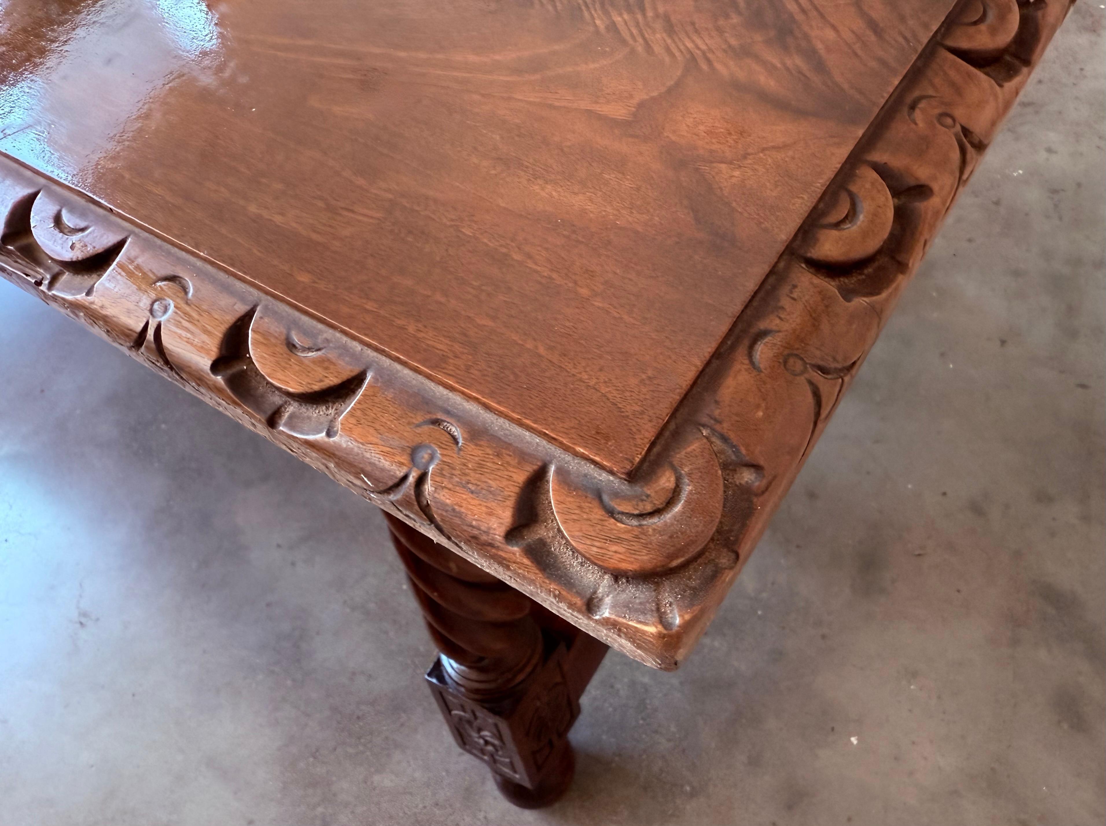 Grande table de salle à manger ou de bureau espagnole du 18e siècle avec pieds Solomoniques et traverse en fer en vente 5