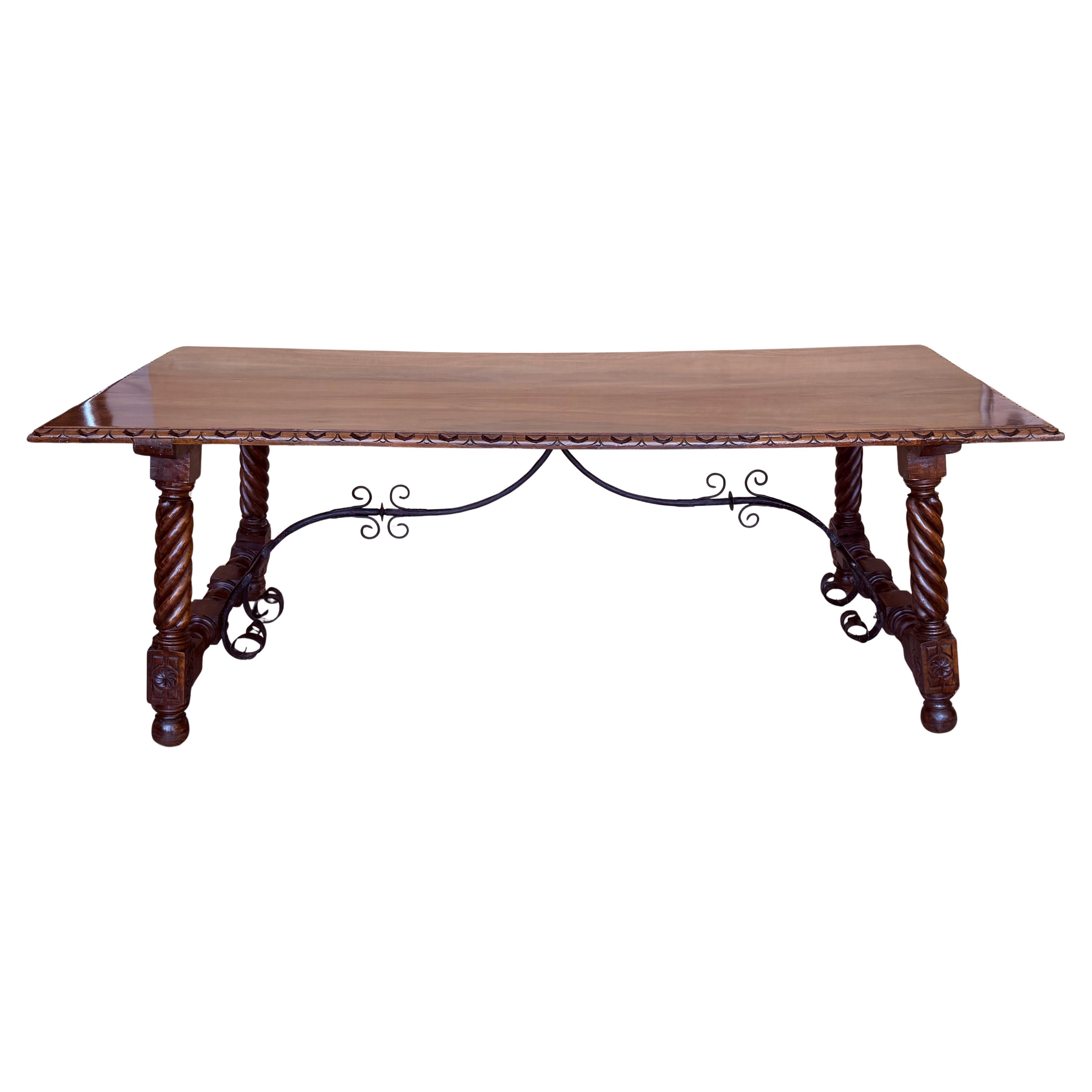Table de réfectoire espagnole du 19ème siècle avec pieds solomoniques et traverse en fer
Condition originale parfaite.
Table supérieure en parfait état.
Pièce très lourde