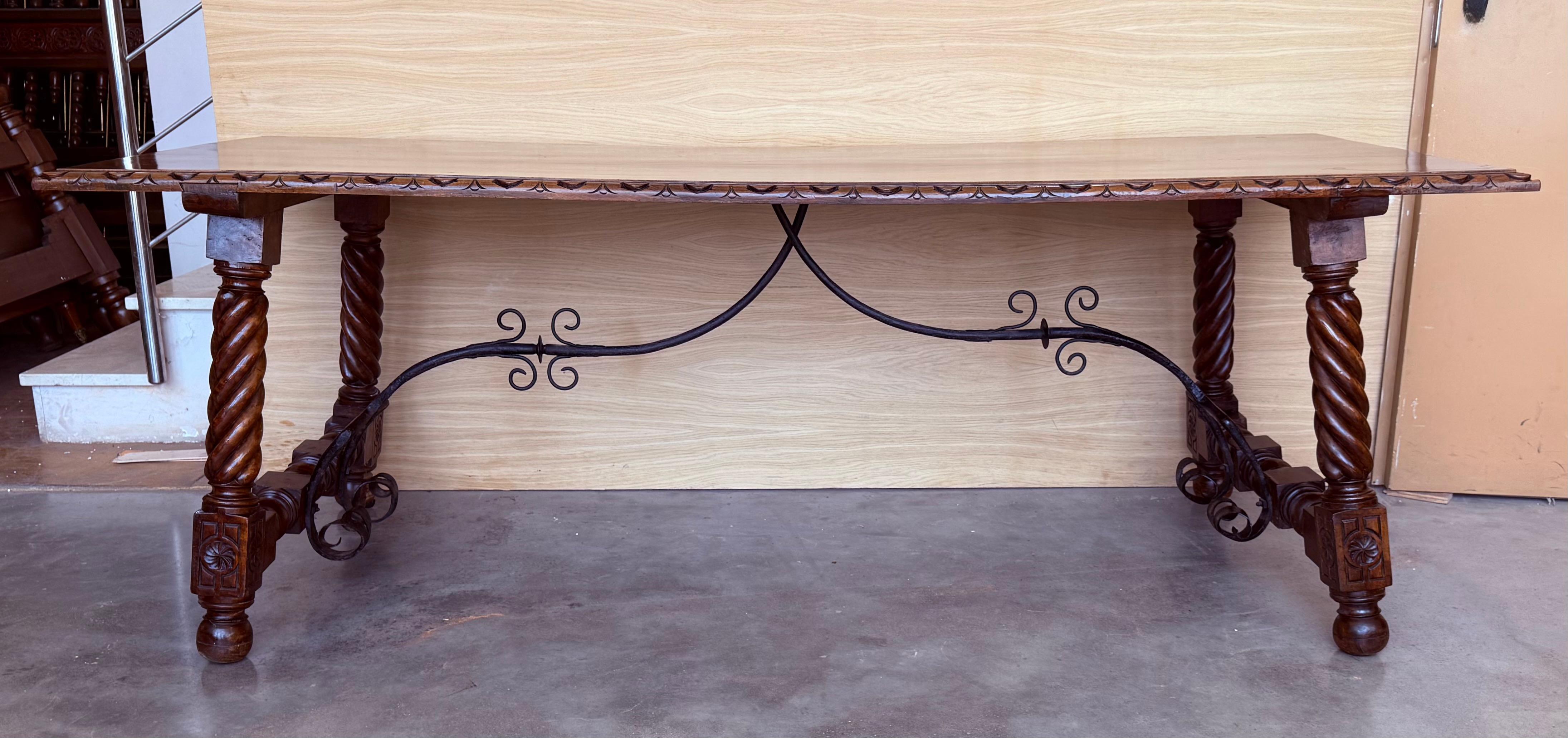 Renaissance Grande table de salle à manger ou de bureau espagnole du 18e siècle avec pieds Solomoniques et traverse en fer en vente