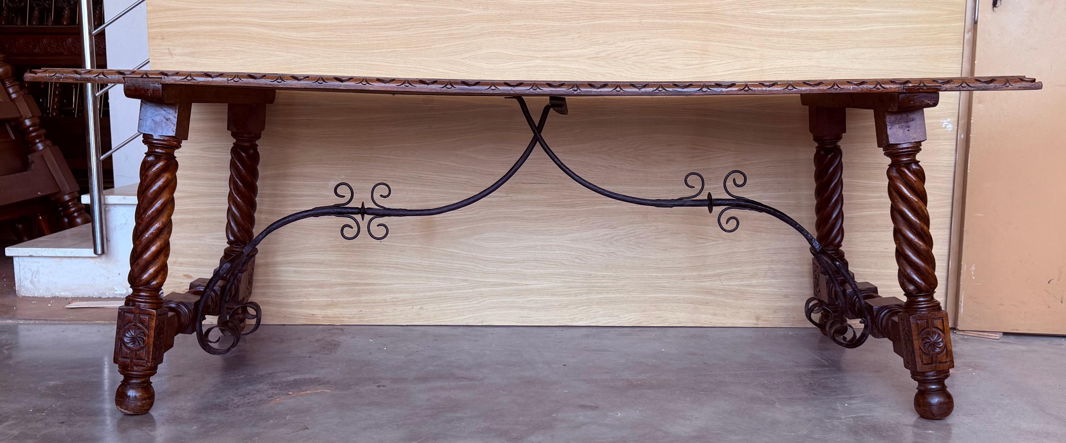 Espagnol Grande table de salle à manger ou de bureau espagnole du 18e siècle avec pieds Solomoniques et traverse en fer en vente