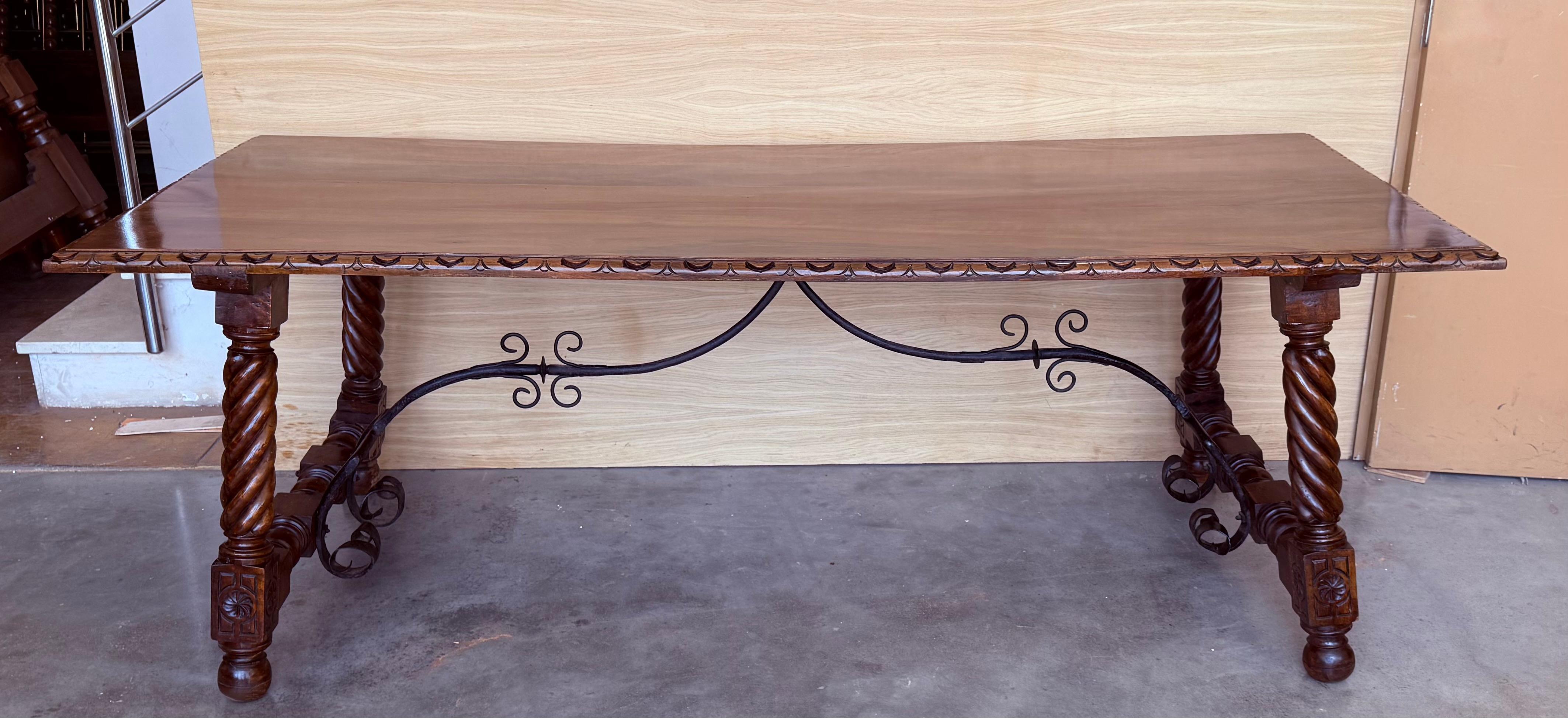 Grande table de salle à manger ou de bureau espagnole du 18e siècle avec pieds Solomoniques et traverse en fer Bon état - En vente à Miami, FL