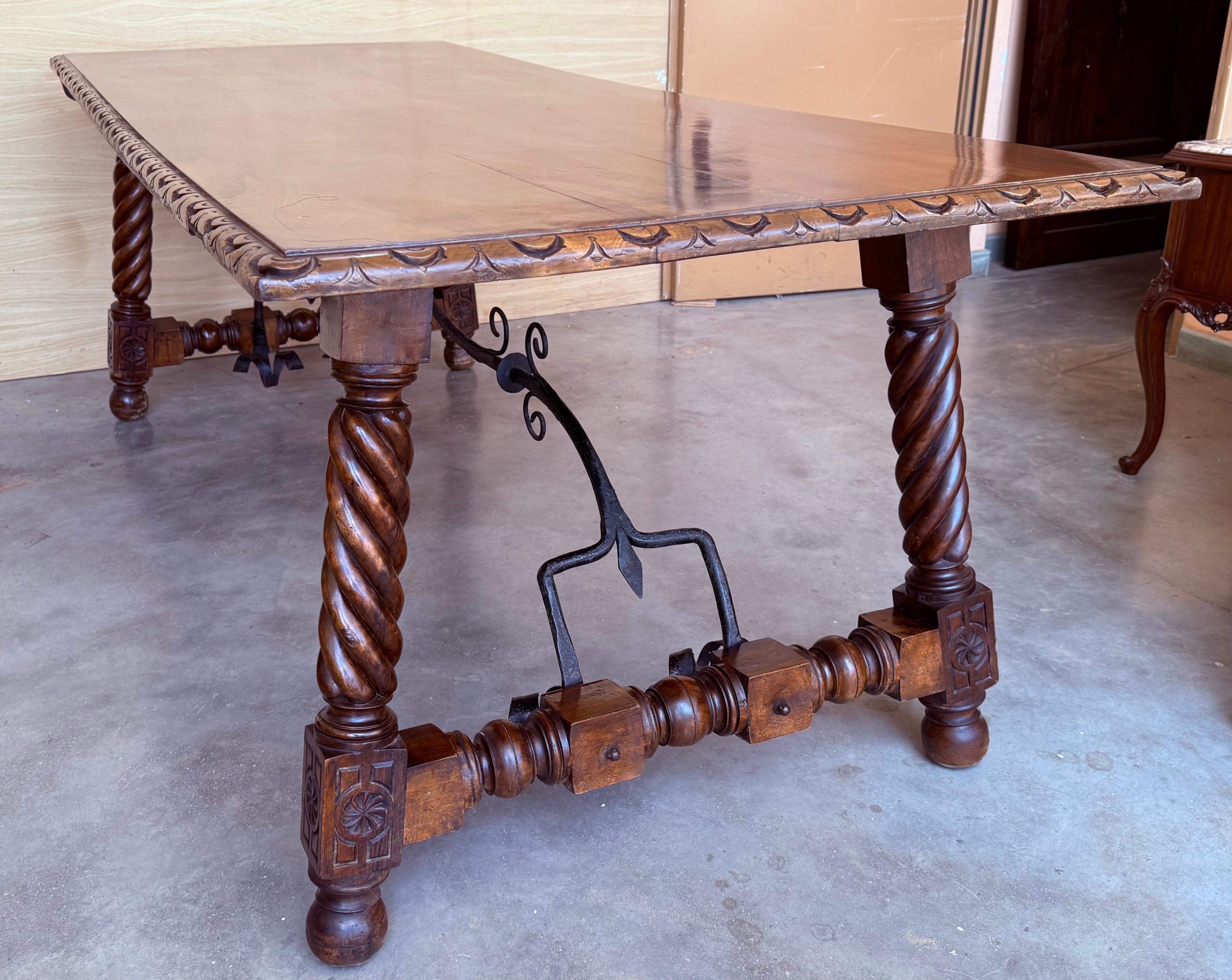 Fer Grande table de salle à manger ou de bureau espagnole du 18e siècle avec pieds Solomoniques et traverse en fer en vente
