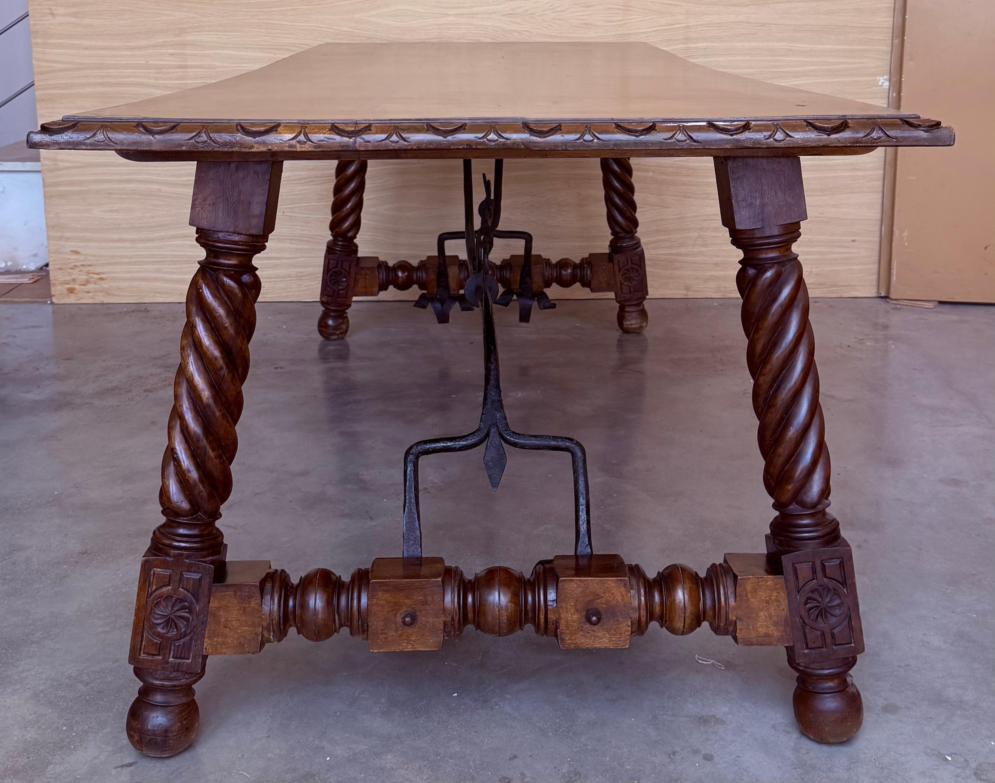 Grande table de salle à manger ou de bureau espagnole du 18e siècle avec pieds Solomoniques et traverse en fer en vente 1