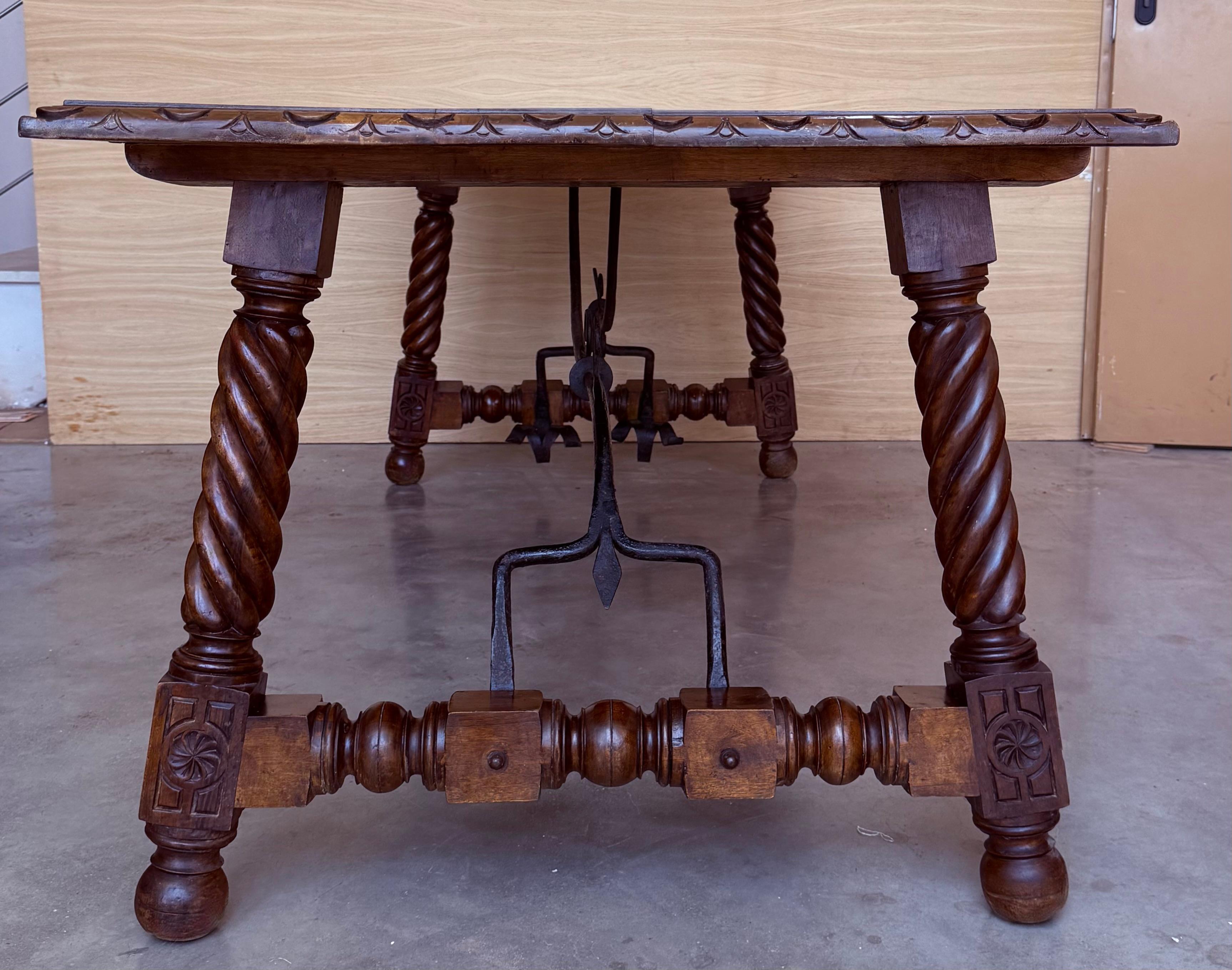 Grande table de salle à manger ou de bureau espagnole du 18e siècle avec pieds Solomoniques et traverse en fer en vente 2