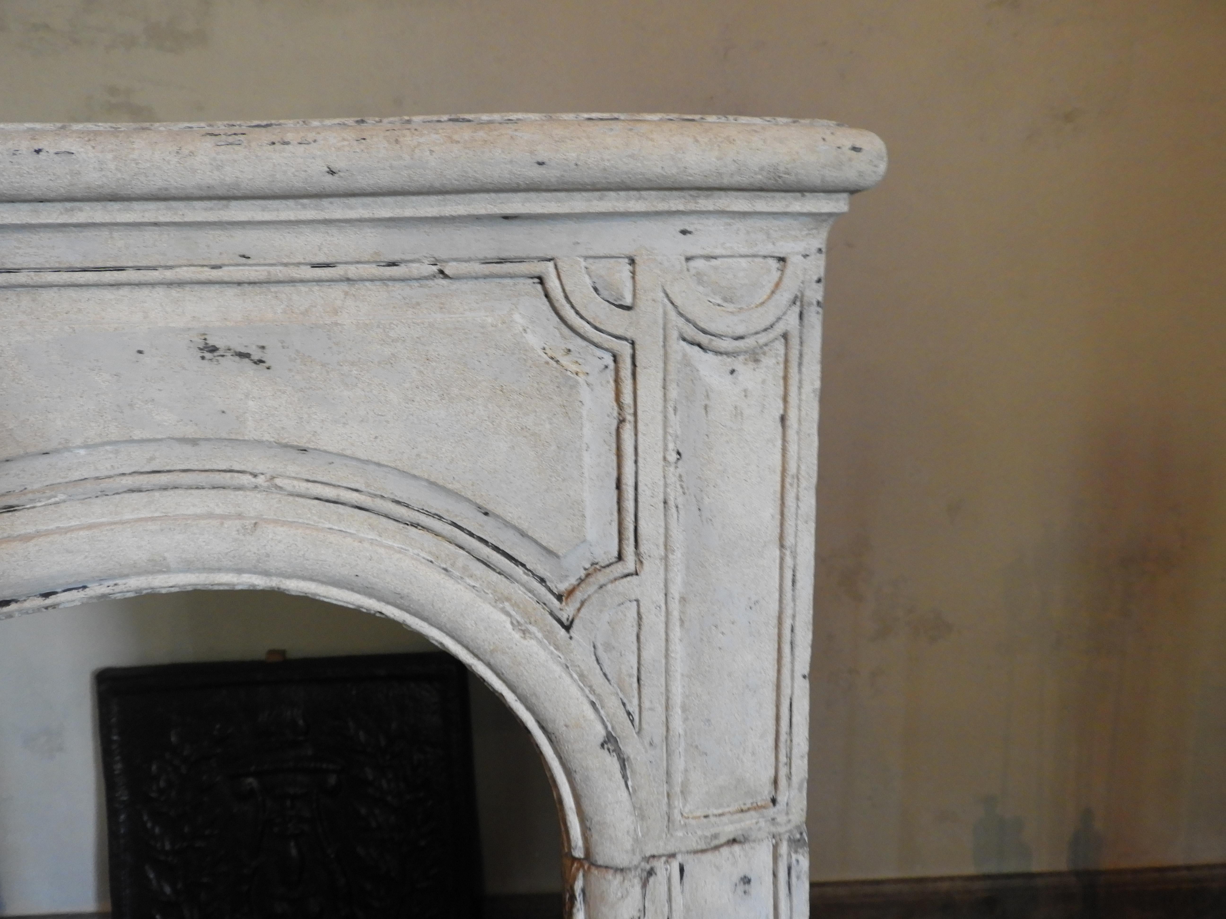 18th century Louis XIV fireplace in French limestone, white/cream colored.
Very nice small sized fireplace, not every day we find this type of fireplace in this small size.