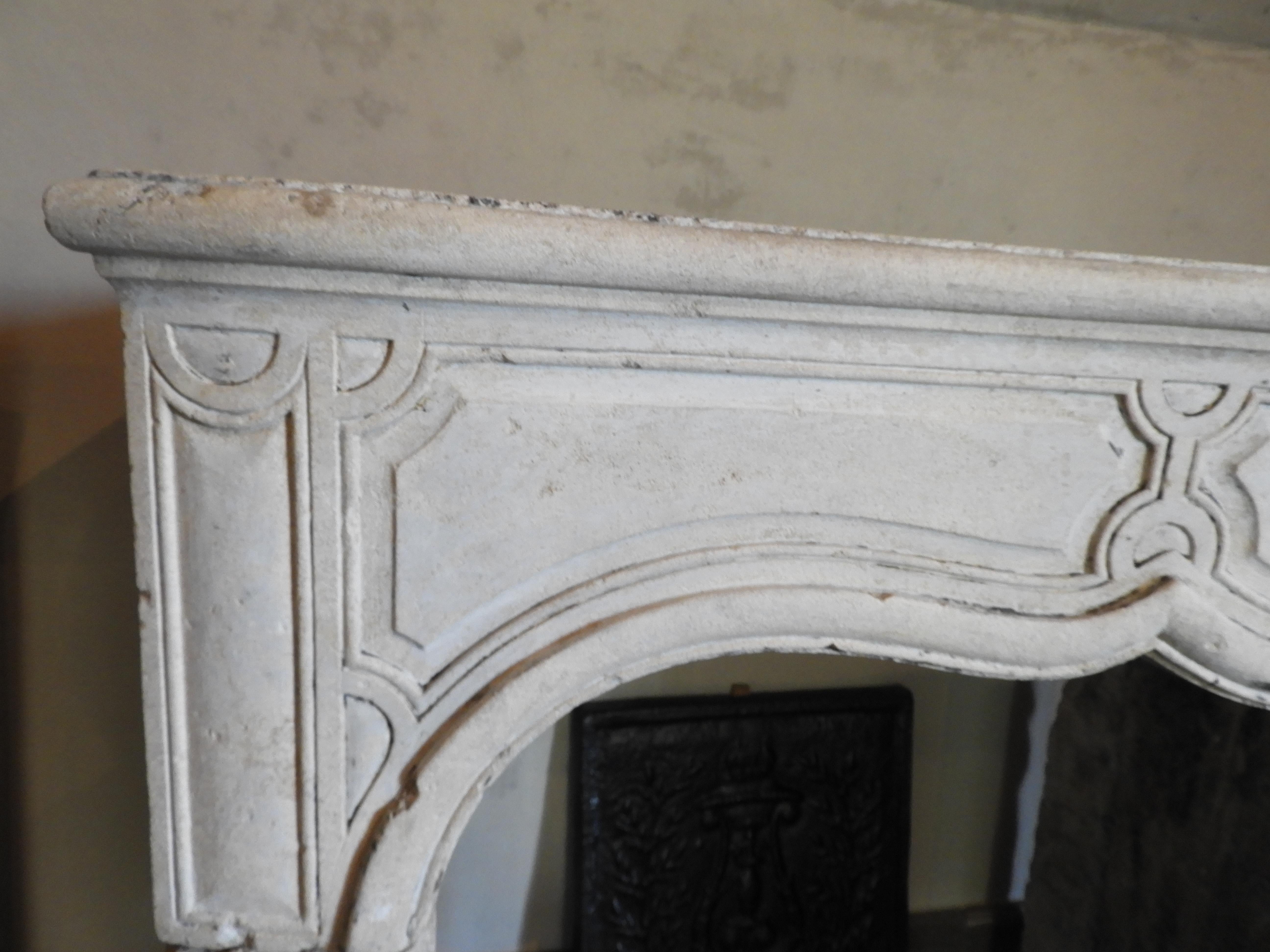 18th Louis XIV Fireplace in French Limestone In Fair Condition In Zedelgem, BE