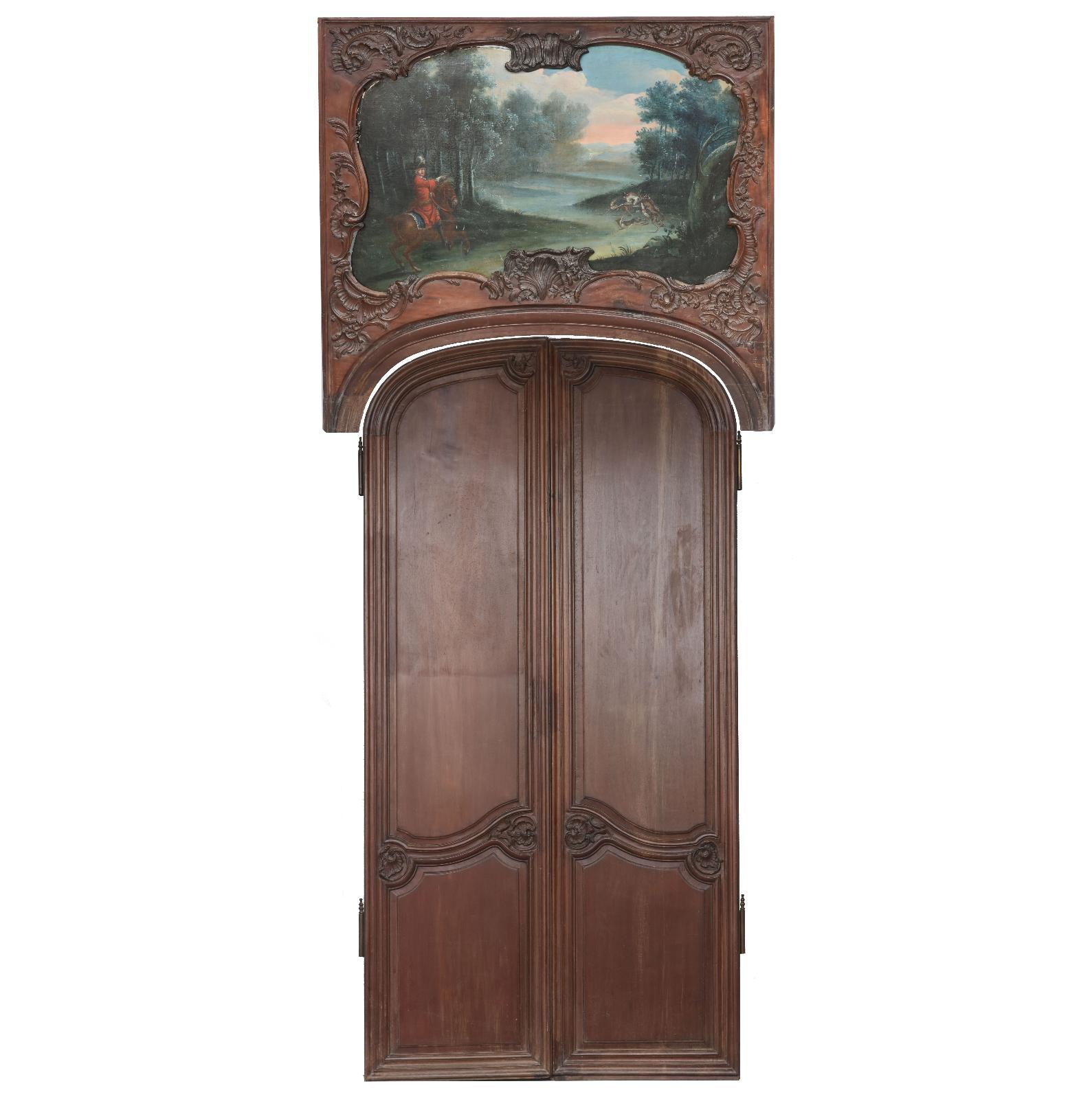 Spectaculaire série de portes complètes et assorties en acajou du XVIIIe siècle d'époque Louis XV, décorées de peintures de chasse de la même époque. Dimension hauteur totale 386 cm.
 