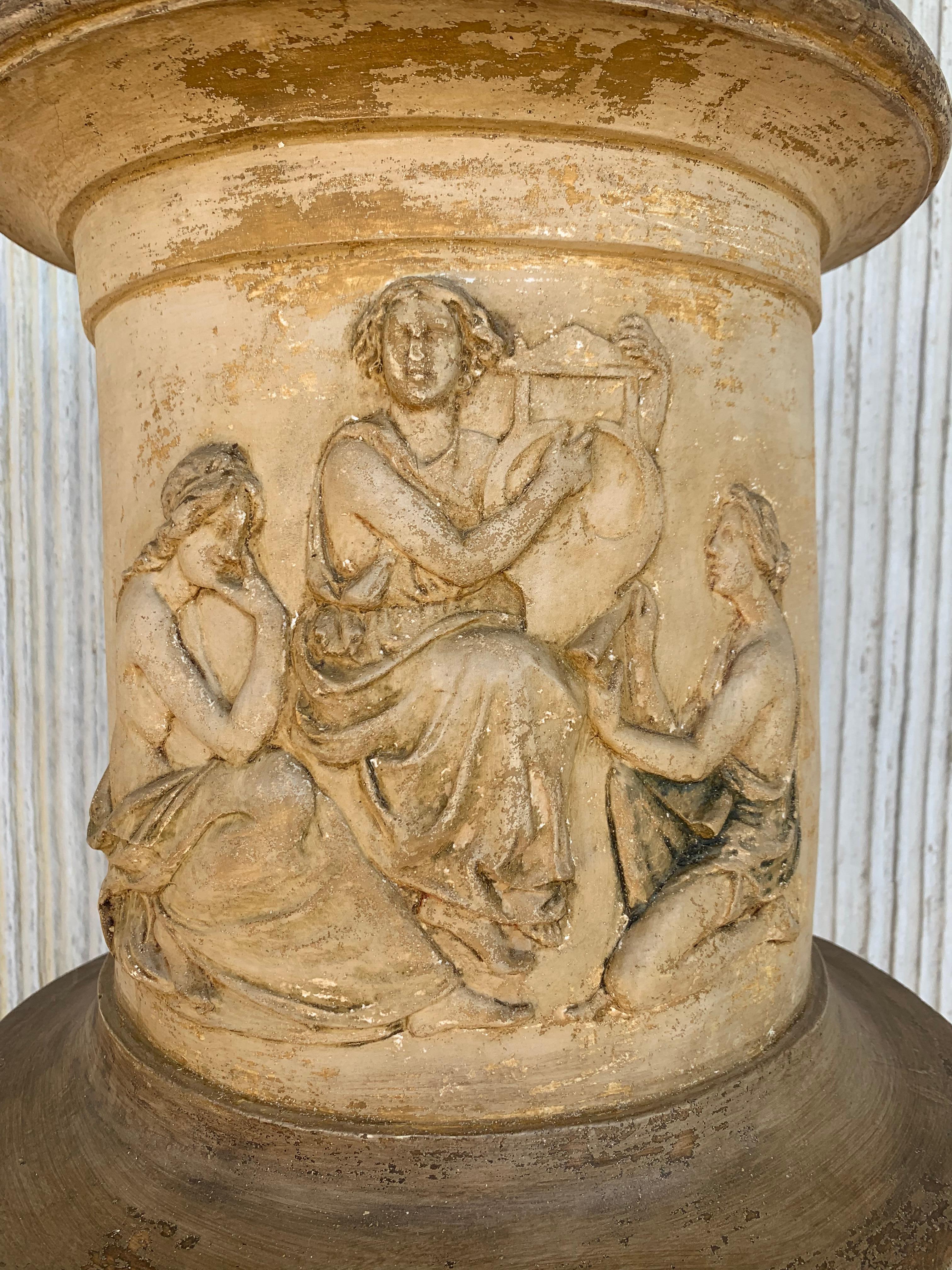 Große neoklassische Gartenurne aus Terrakotta in Campana-Form, die Göttinnen darstellt (Rokoko) im Angebot
