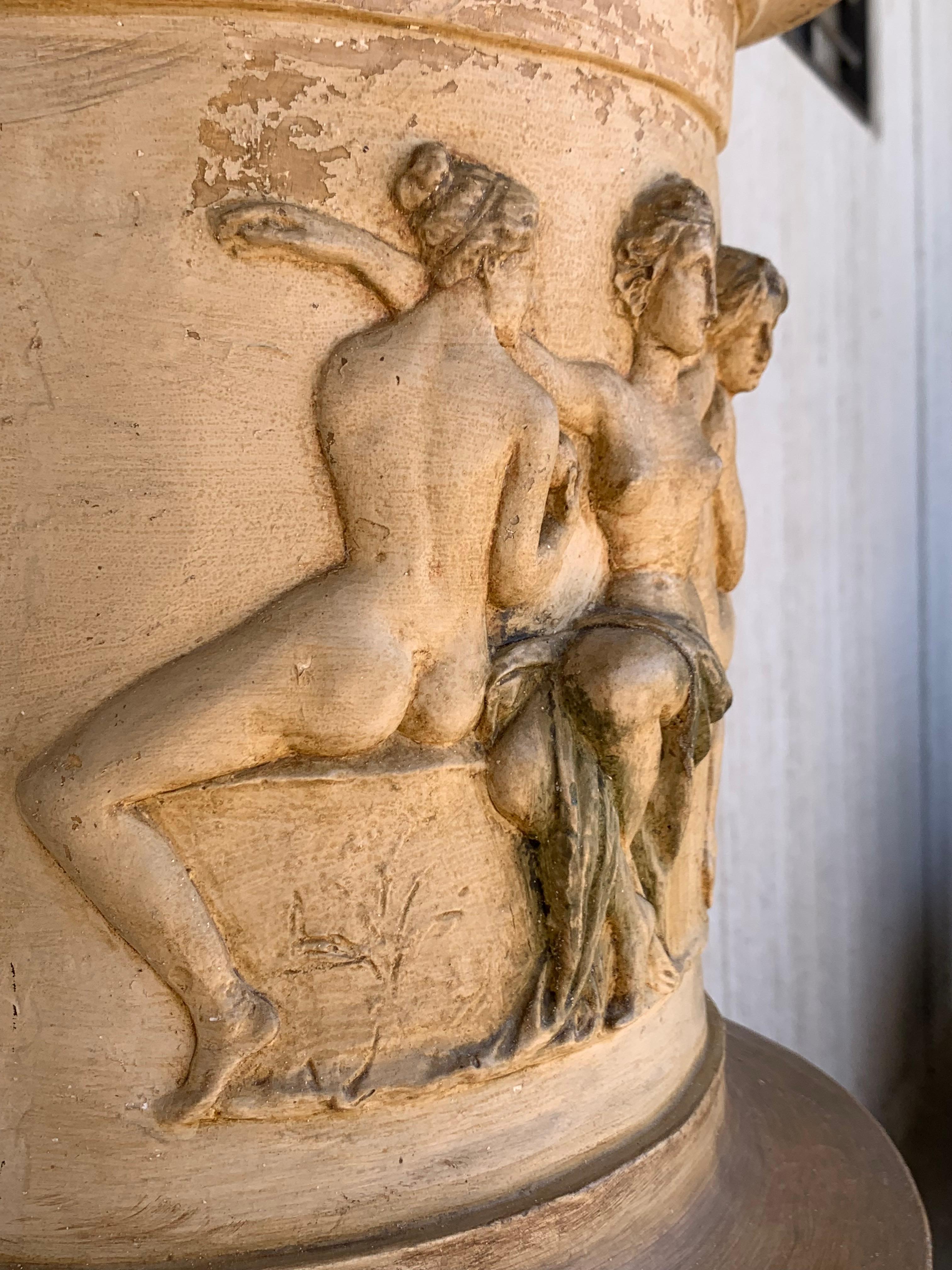 Große neoklassische Gartenurne aus Terrakotta in Campana-Form, die Göttinnen darstellt im Angebot 1