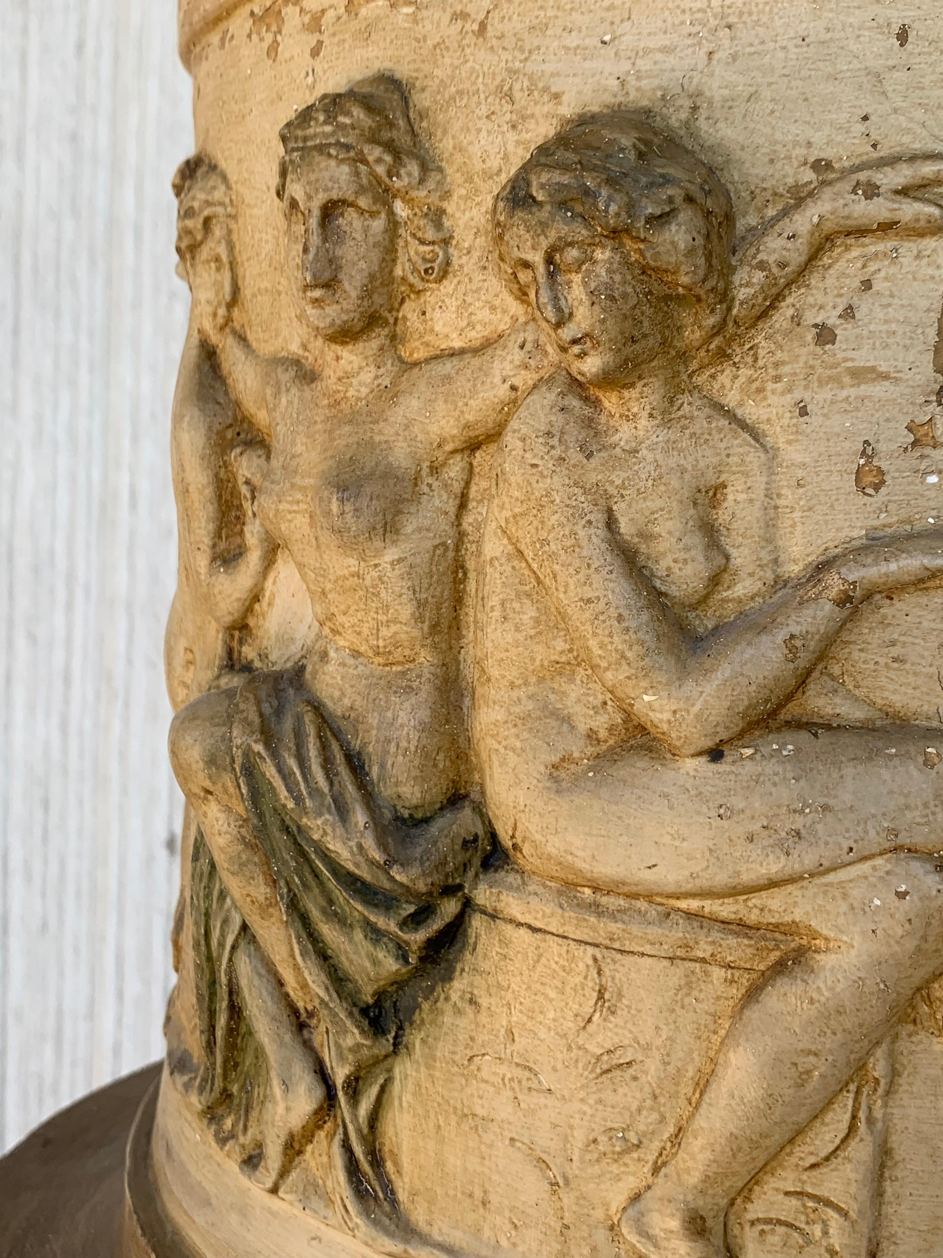 Große neoklassische Gartenurne aus Terrakotta in Campana-Form, die Göttinnen darstellt im Angebot 2
