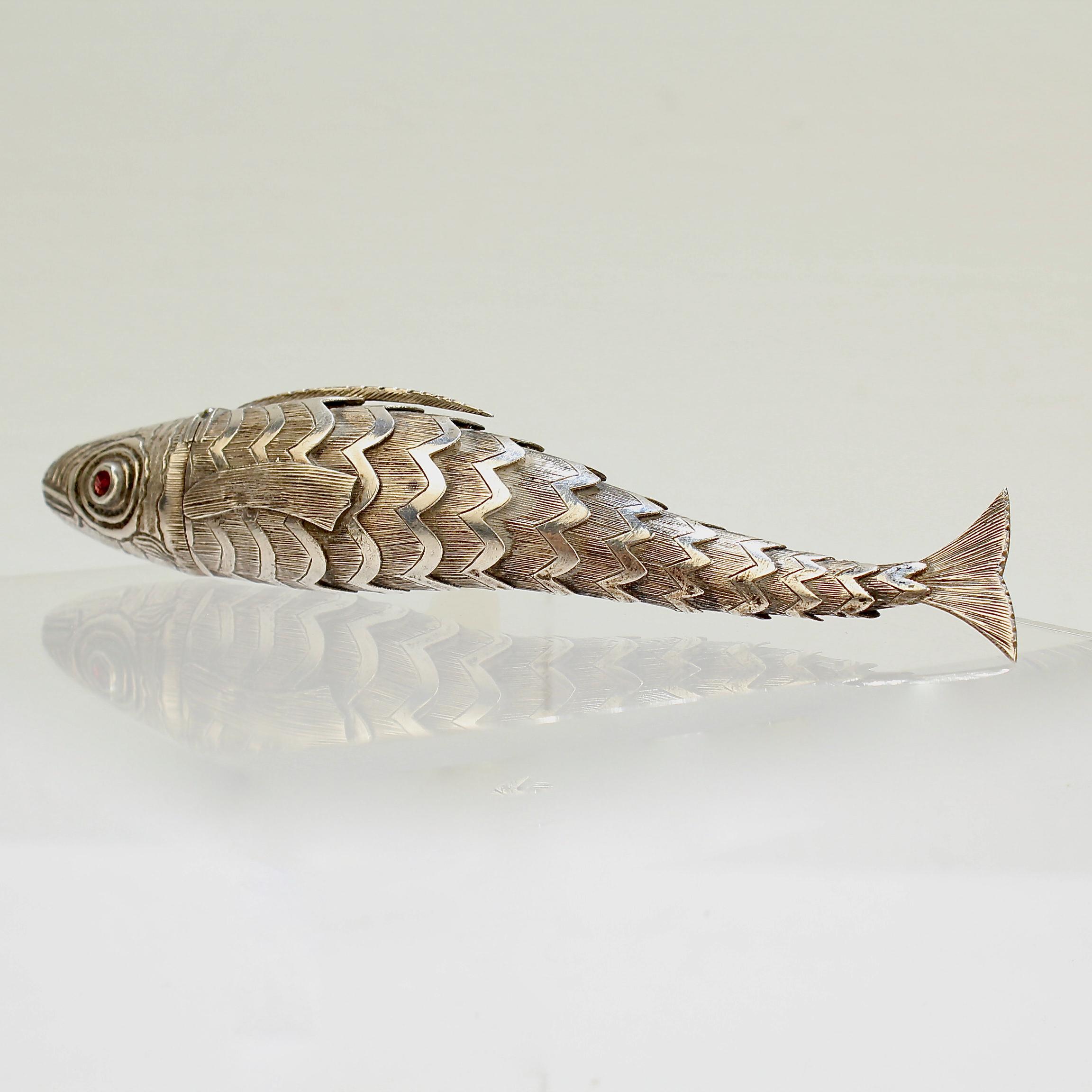 18th or 19th Century Continental Articulated Fish Form Silver Vinaigrette Box In Good Condition In Philadelphia, PA