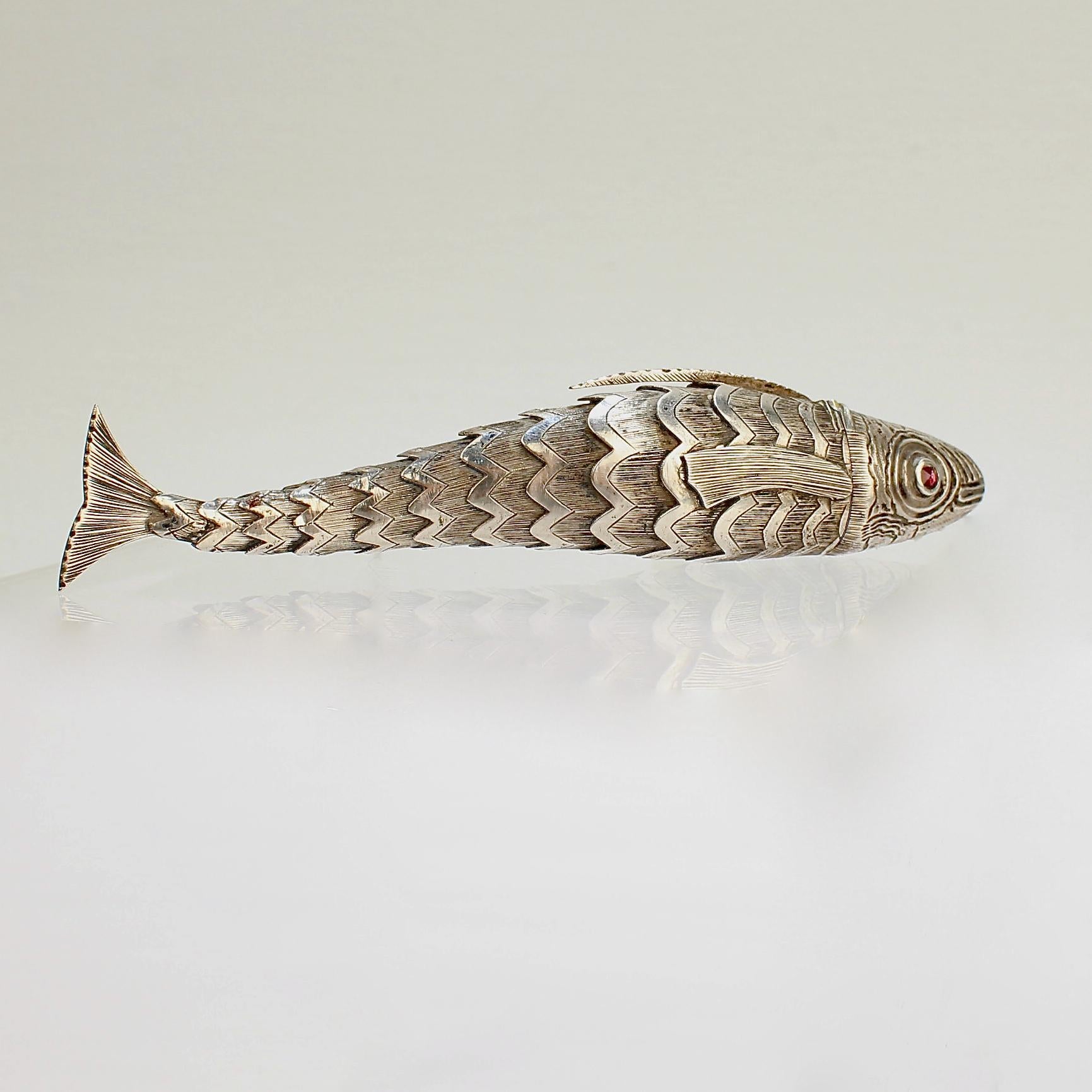 18th or 19th Century Continental Articulated Fish Form Silver Vinaigrette Box 2