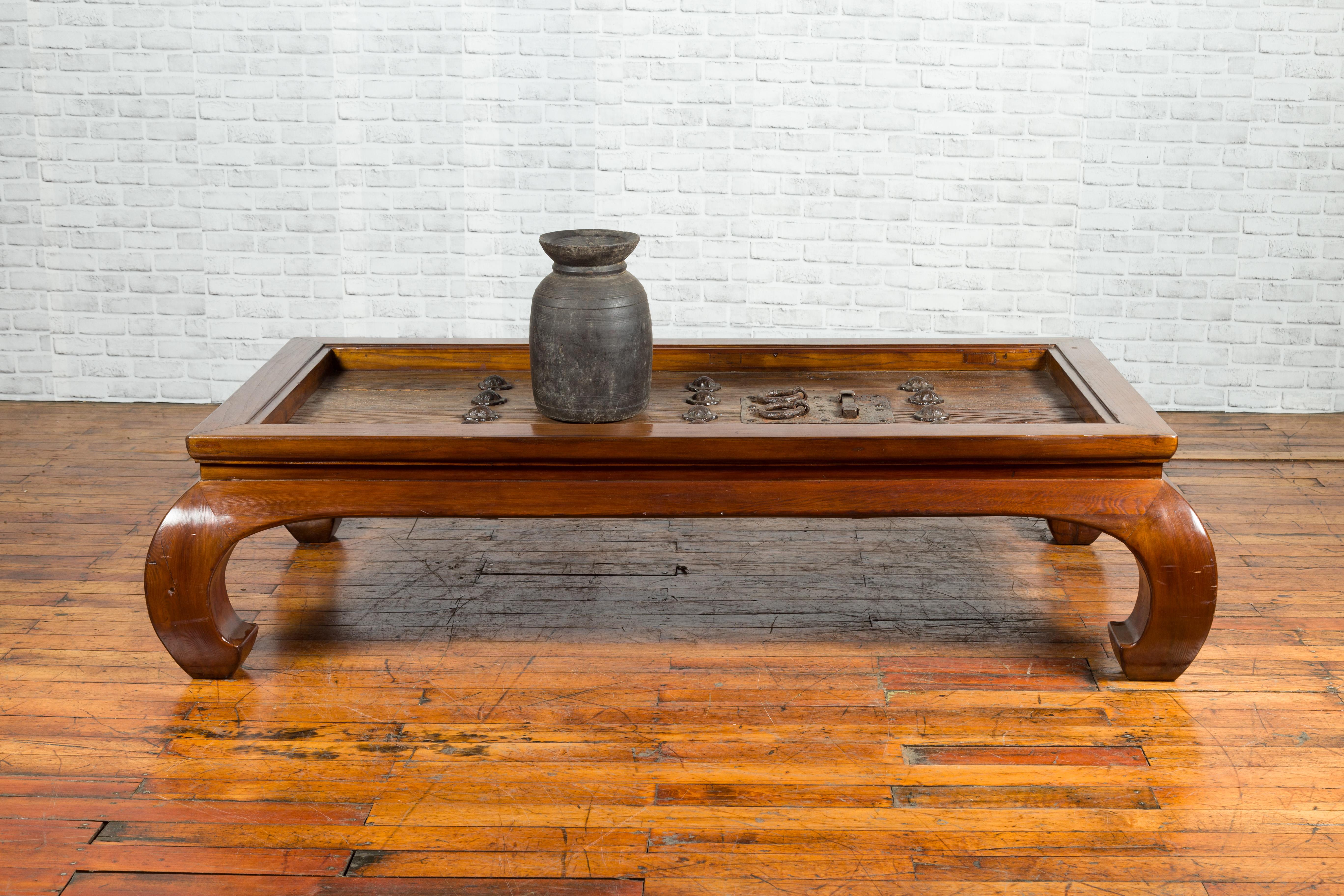 Portes en orme du 18e ou 19e siècle avec ferrures, façonnées en une grande table basse de style Ming. Créées sous la dynastie Qing au 18e ou au 19e siècle, ces portes en orme, qui présentent une riche patine et des ferrures, ont été transformées en