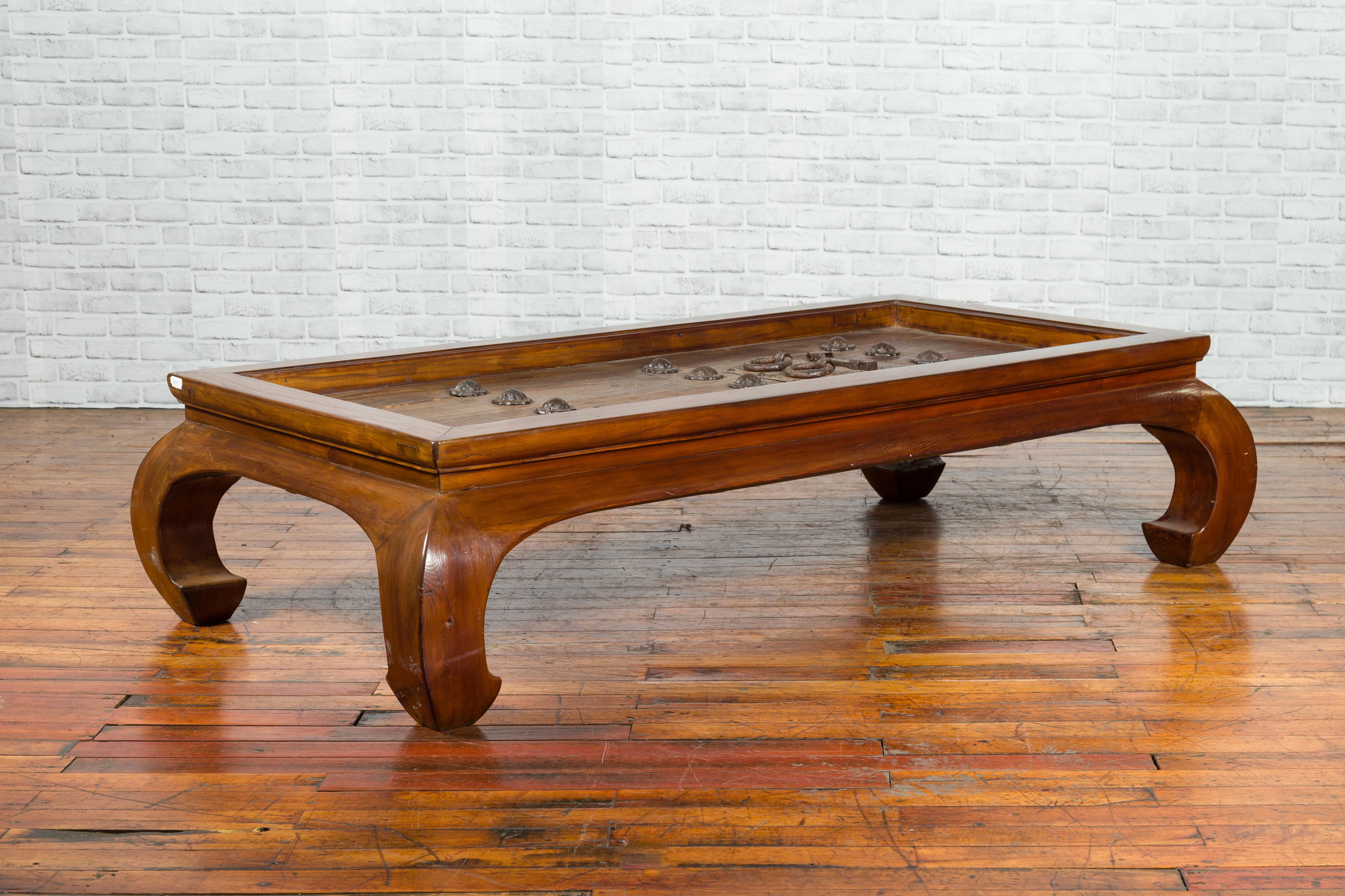 Sculpté Portes en orme du 18e ou 19e siècle avec quincaillerie en fer transformée en table basse Ming en vente