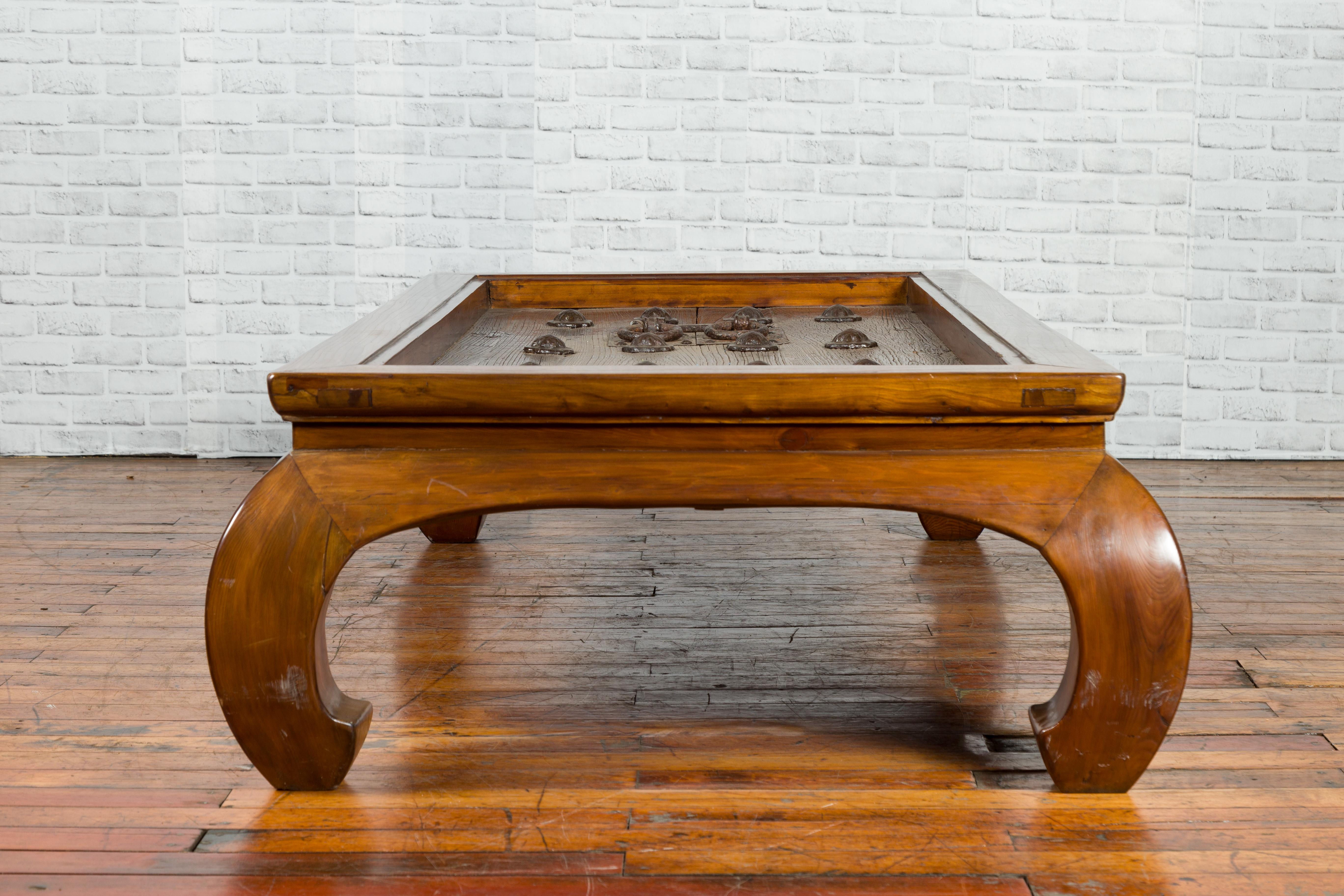 Orme Portes en orme du 18e ou 19e siècle avec quincaillerie en fer transformée en table basse Ming en vente