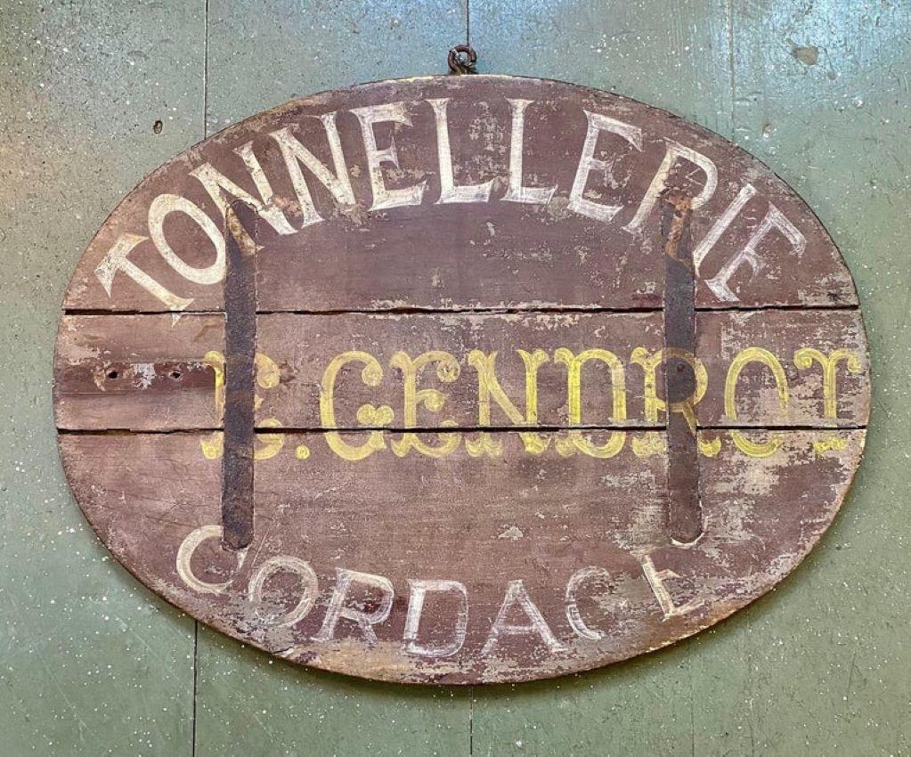 Enseigne d'armateur française du 18 ou 19ème siècle, vers 1800, une enseigne ovale en pin à double face construite avec de grandes queues d'aronde, annonçant la tonnellerie et la corderie. Une enseigne très rare qui était très probablement destinée