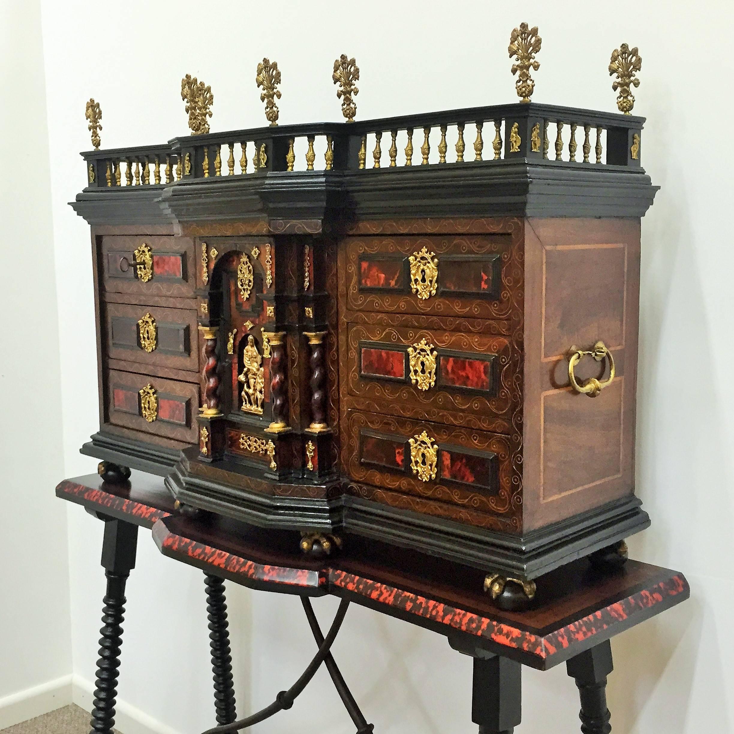 Baroque 18ème Cabinet italien original sur pied:: Bargueno baroque avec incrustations Carey en vente