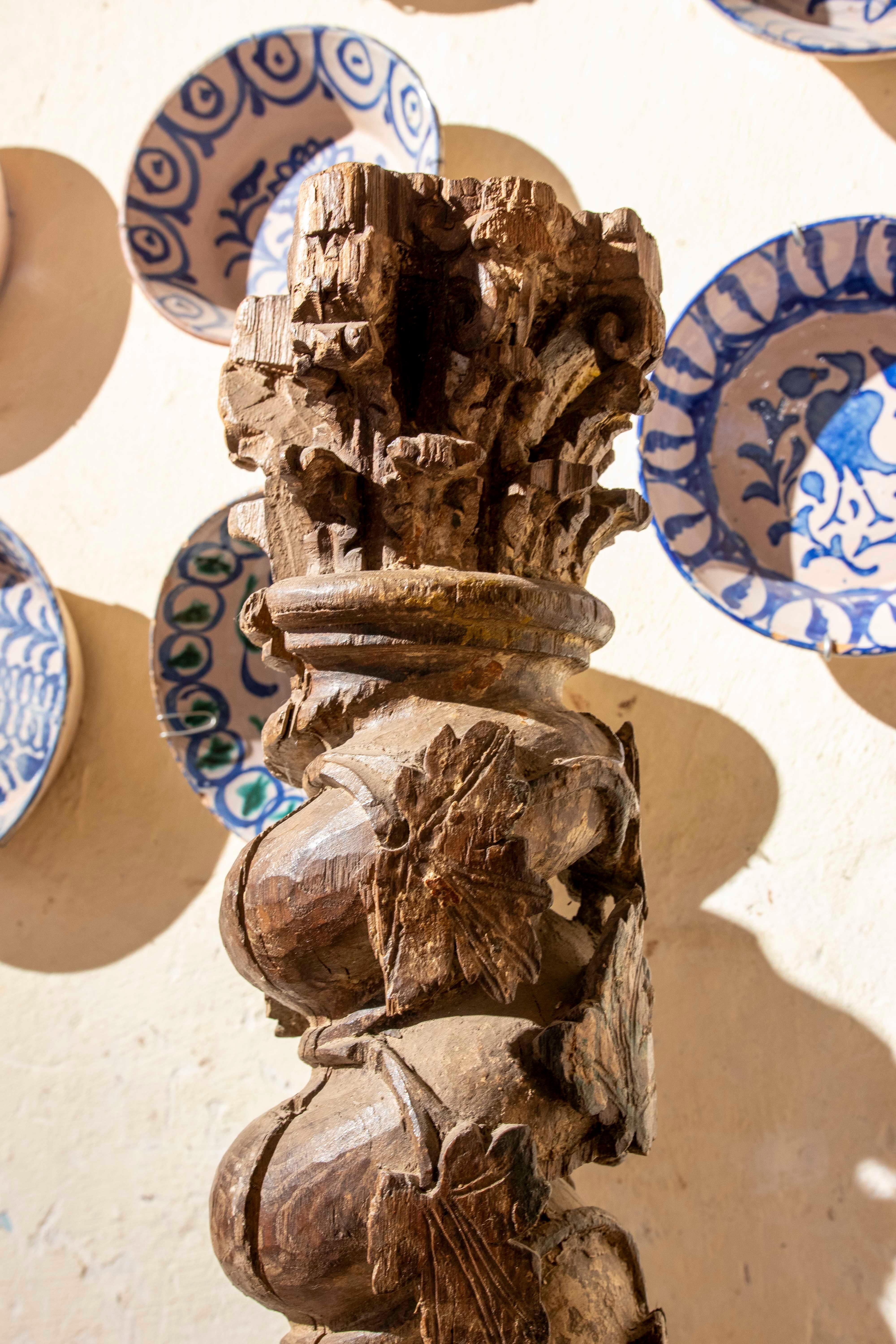 18° Coppia di colonne di legno intagliato con motivi di frutta In condizioni buone in vendita a Marbella, ES