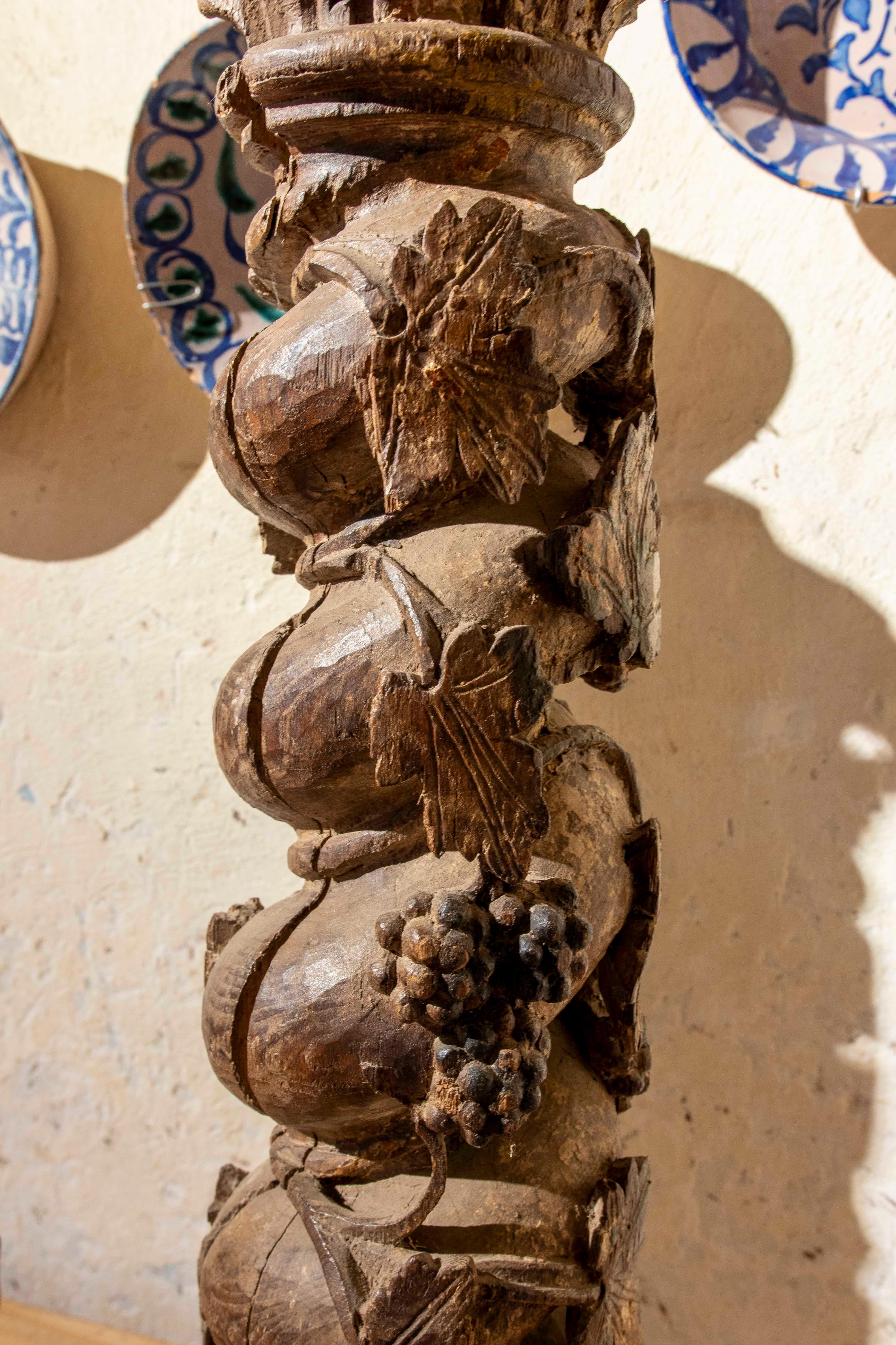 Fino al XVIII secolo 18° Coppia di colonne di legno intagliato con motivi di frutta in vendita