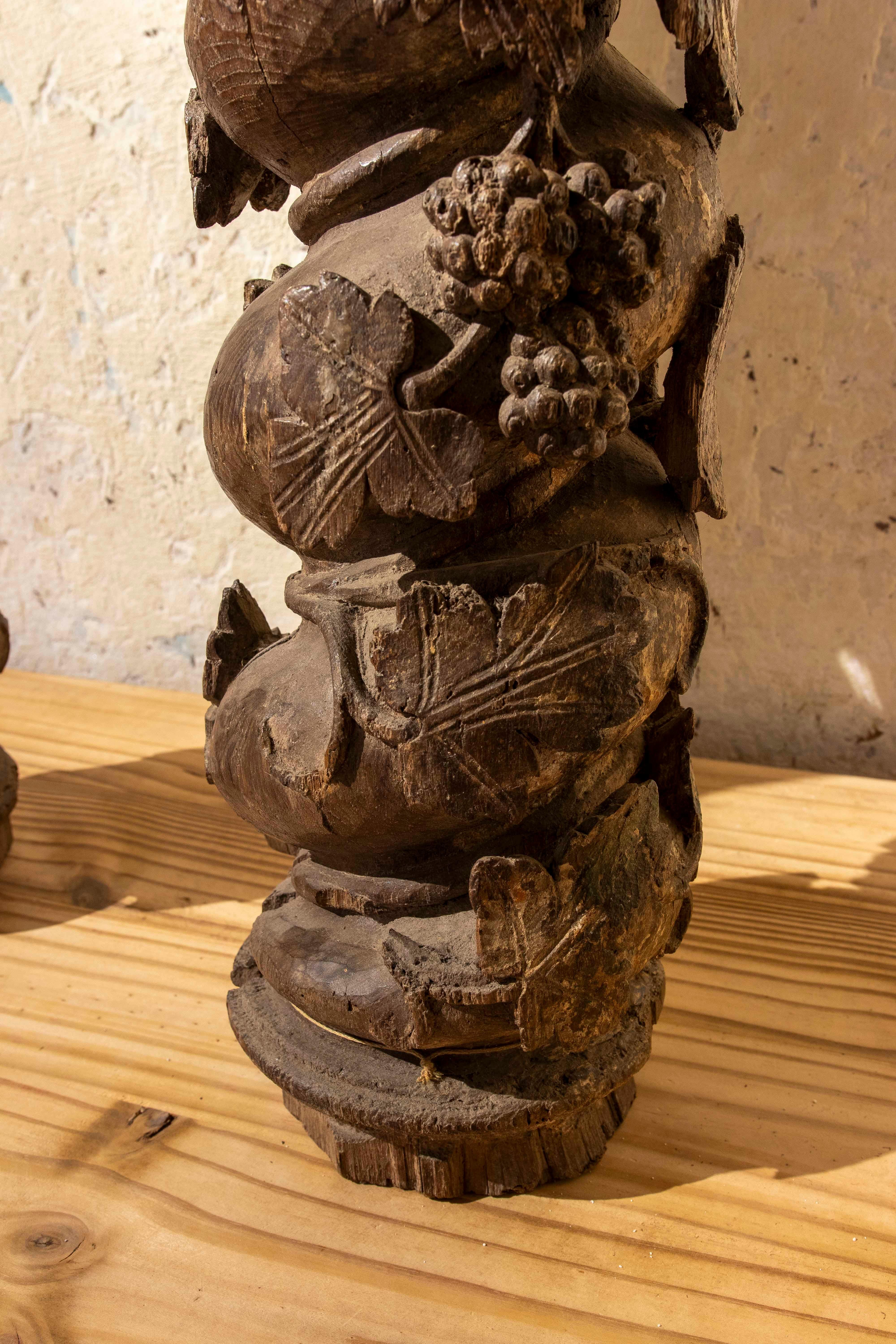 Legno 18° Coppia di colonne di legno intagliato con motivi di frutta in vendita