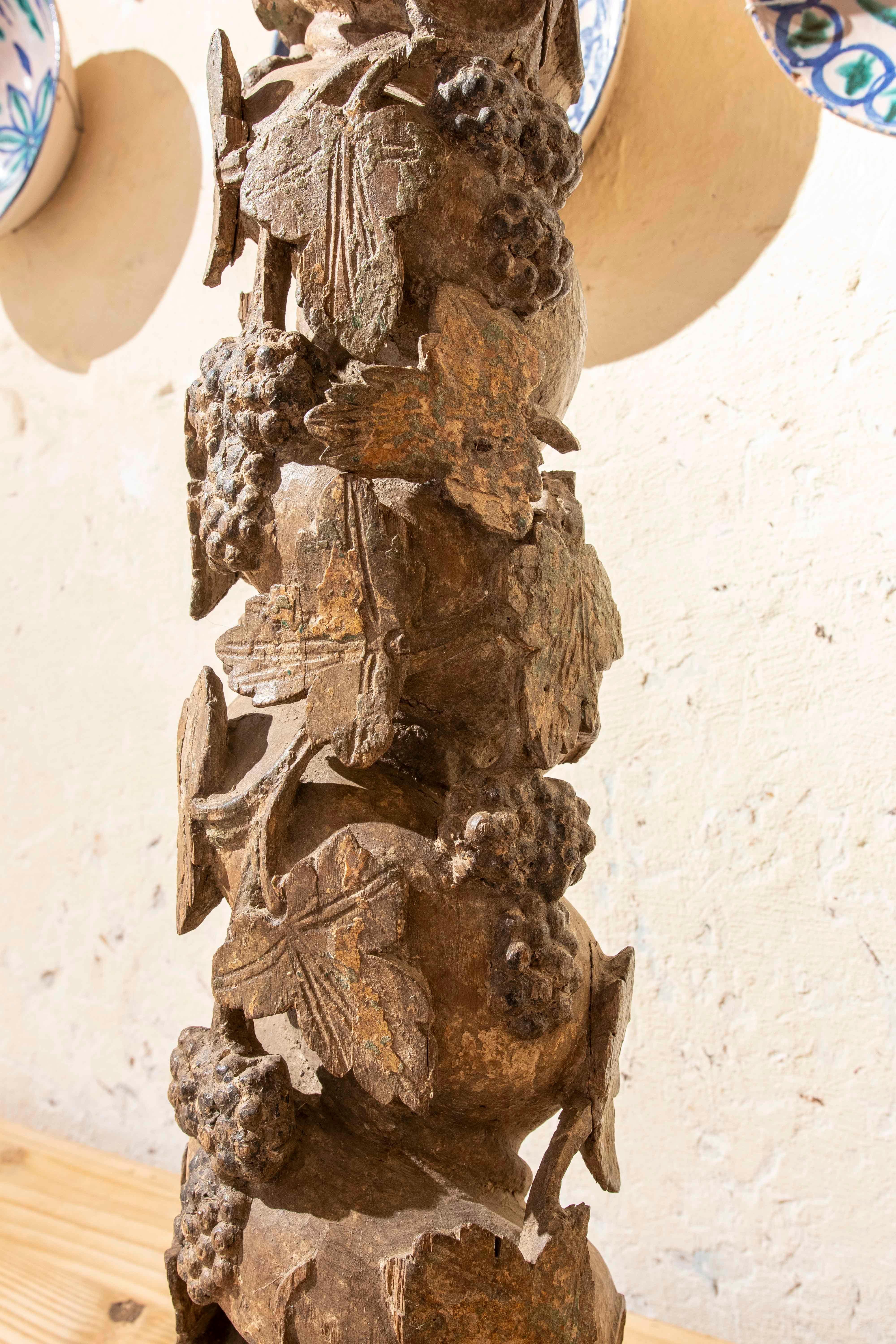18° Coppia di colonne di legno intagliato con motivi di frutta in vendita 2