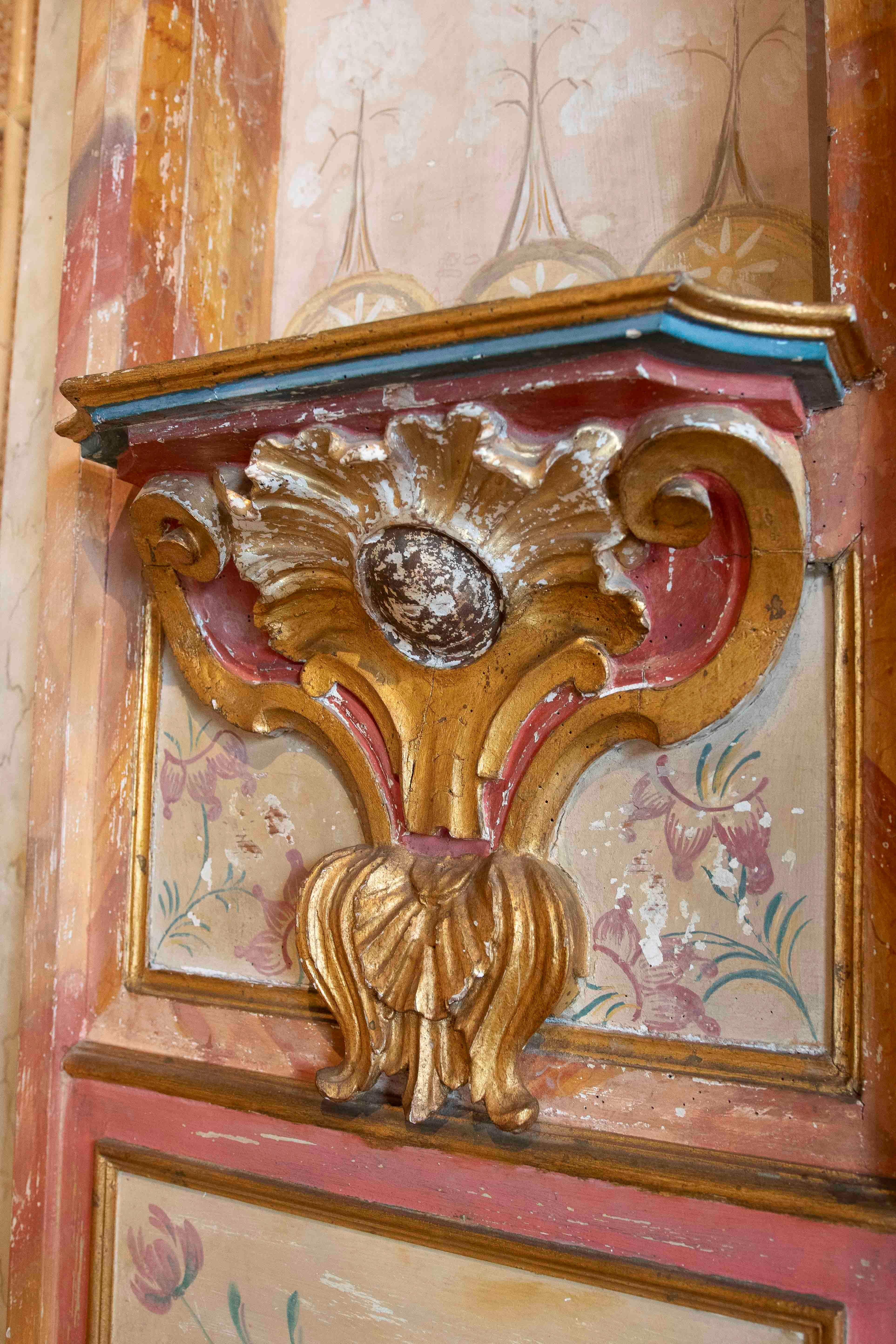 Hand-Carved 18th Pair of Italian Painted and Gilded Niches For Sale