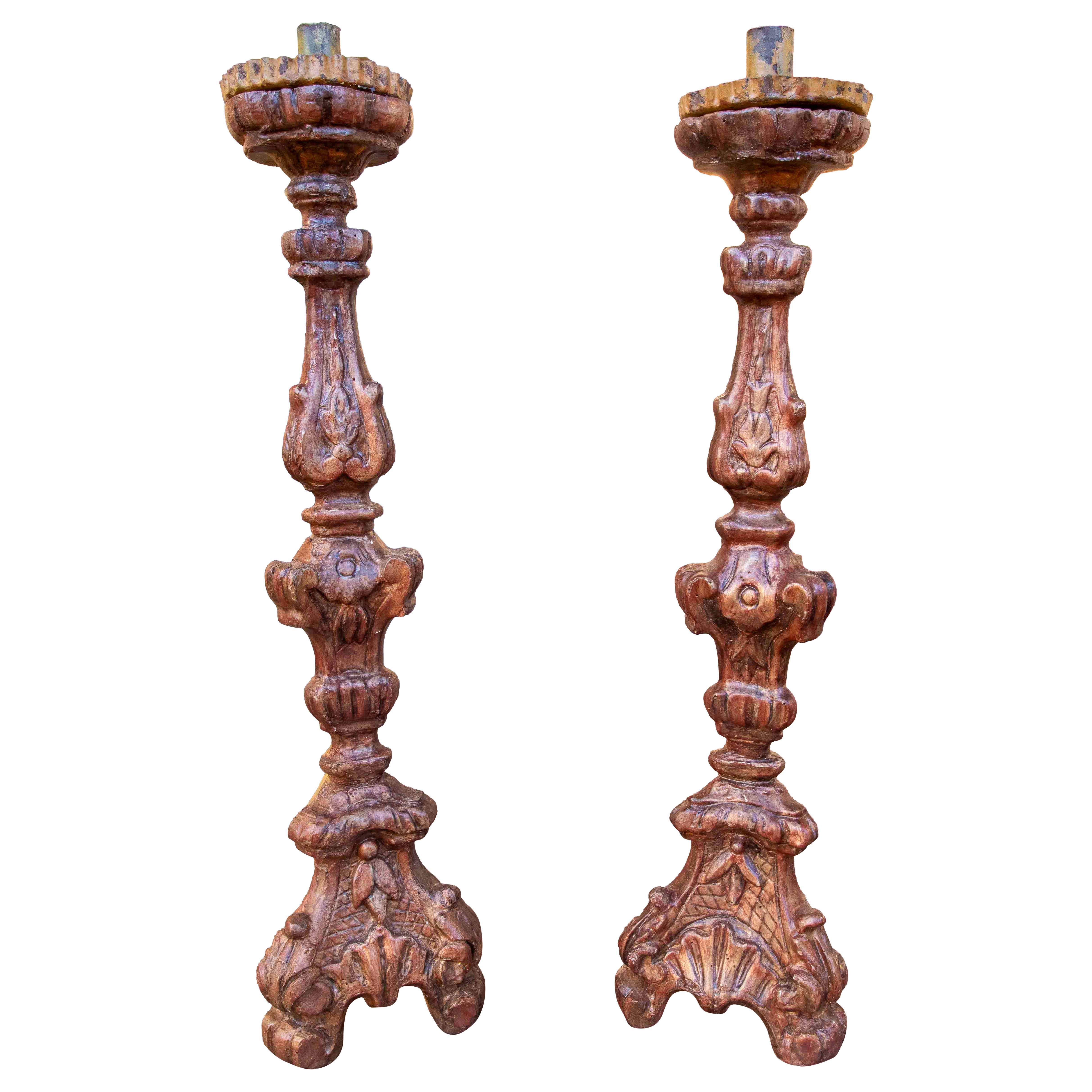 18.º par de candelabros barrocos españoles de madera tallada en venta