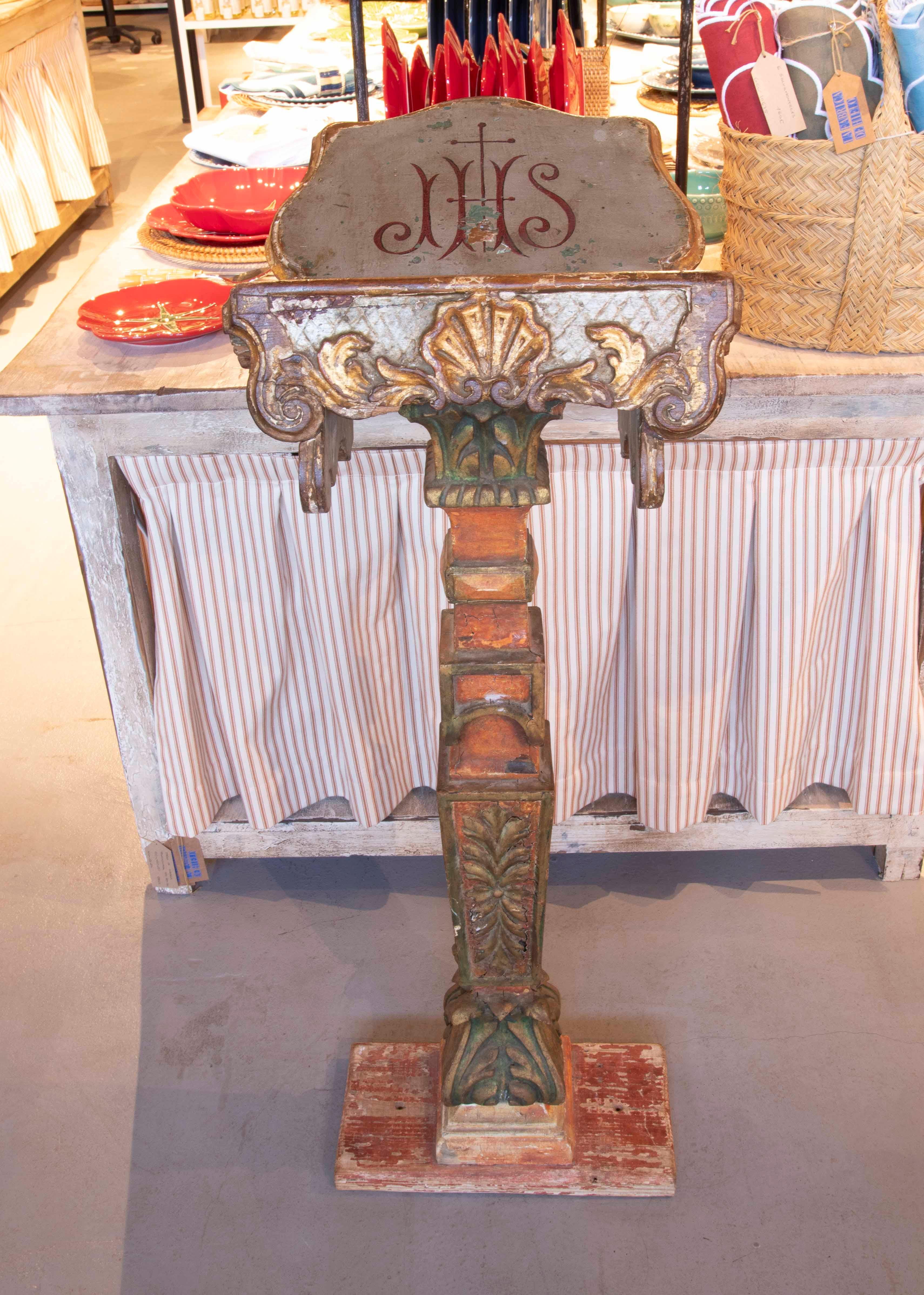 Magnificent Baroque liturgical lectern, carved from solid wood and richly polychromed. This historic piece features a solid base and a vertical structure decorated with embossed acanthus leaves, stepped moldings, and a stunning upper platform with