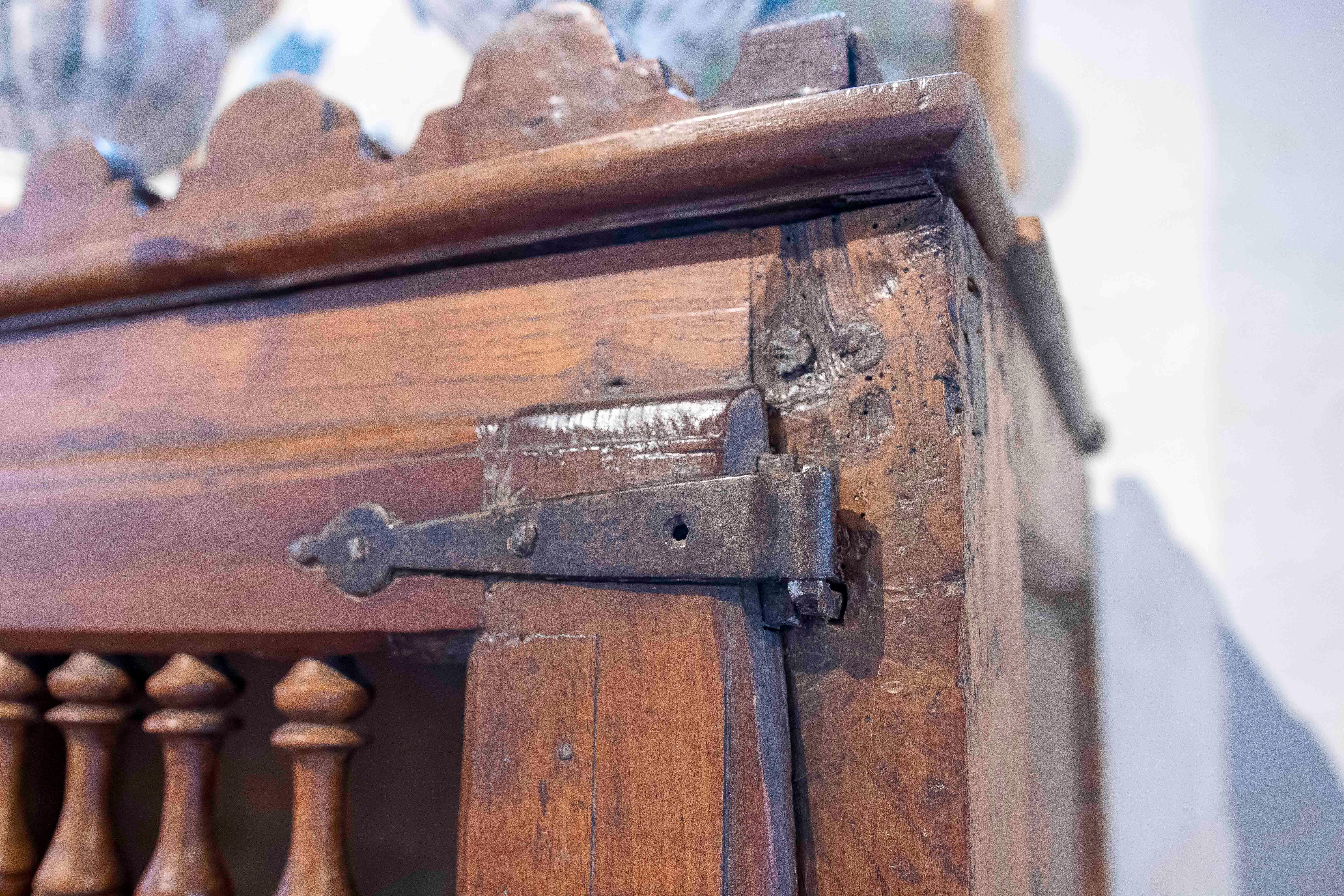 18. Rustikaler Schrank aus spanischem Nussbaumholz im Angebot 4
