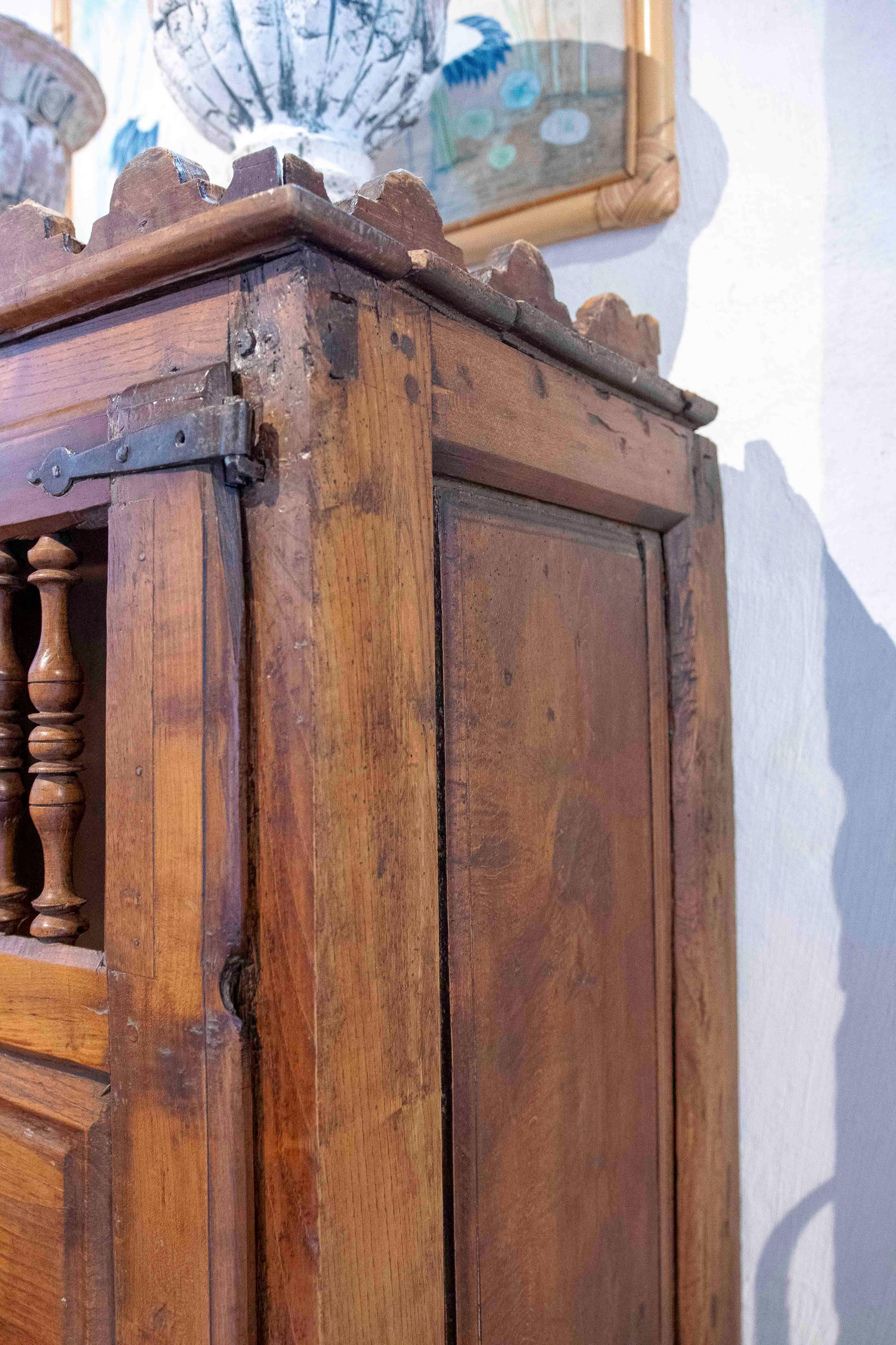 18. Rustikaler Schrank aus spanischem Nussbaumholz im Angebot 5
