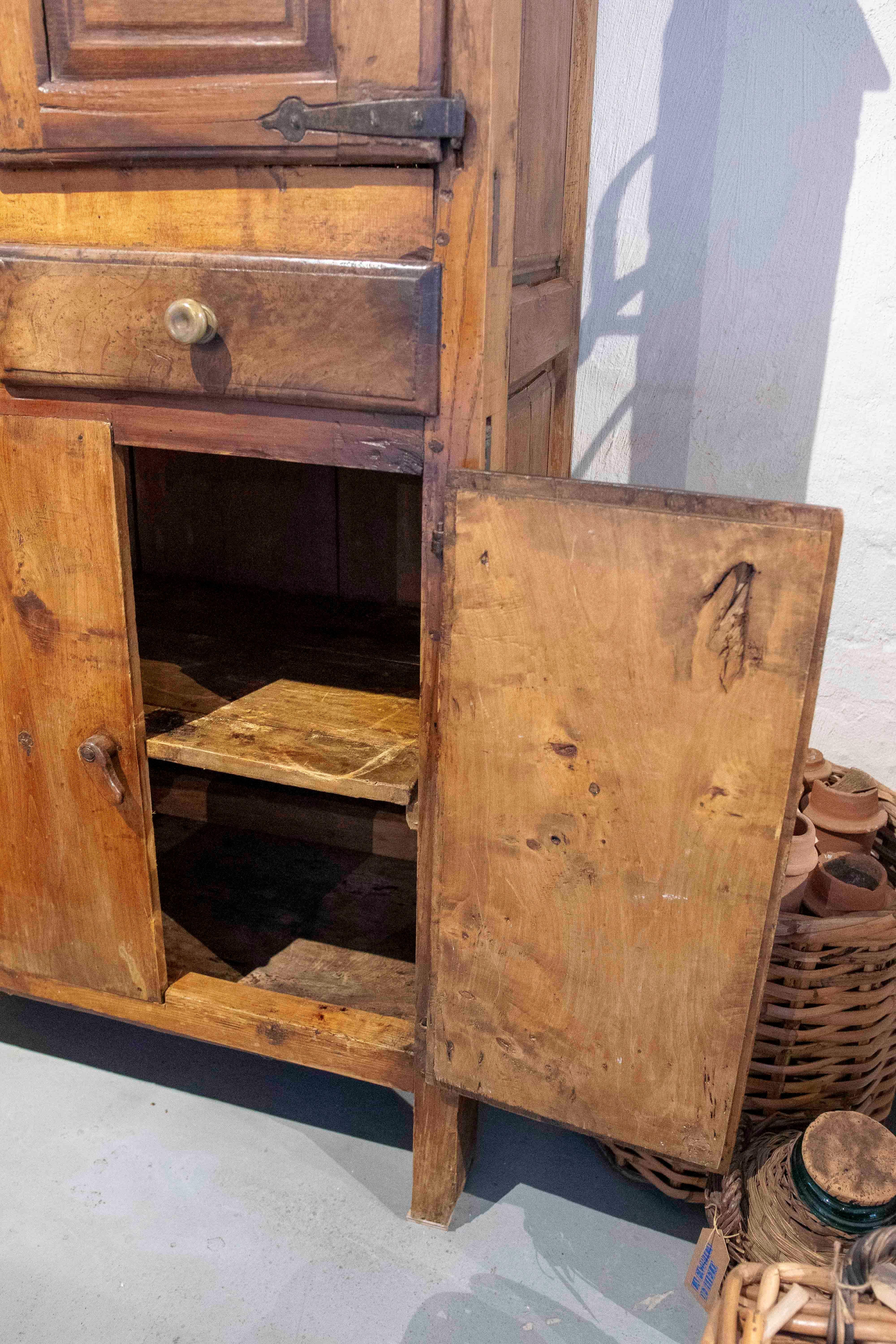 18. Rustikaler Schrank aus spanischem Nussbaumholz im Angebot 6