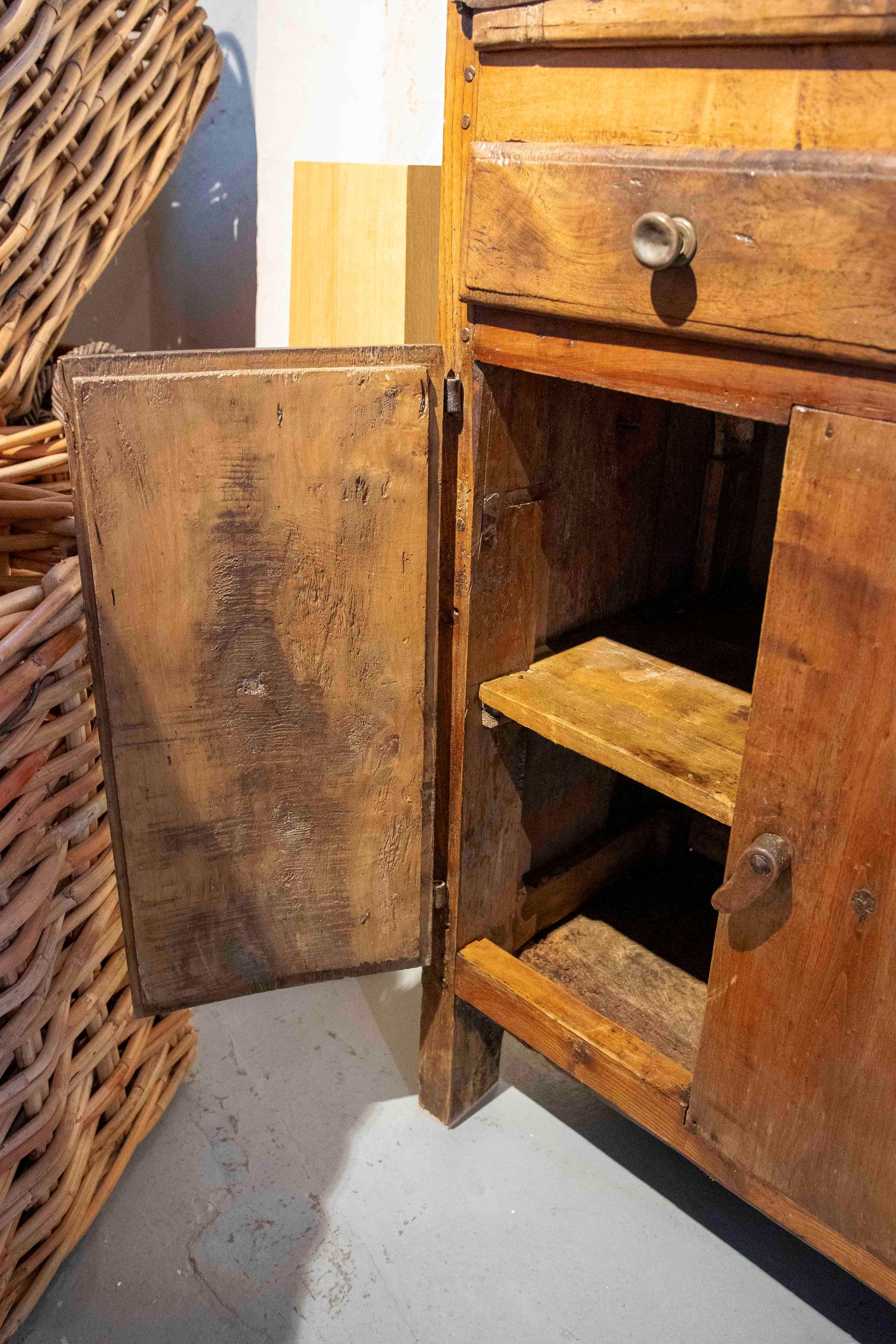 18. Rustikaler Schrank aus spanischem Nussbaumholz im Angebot 7