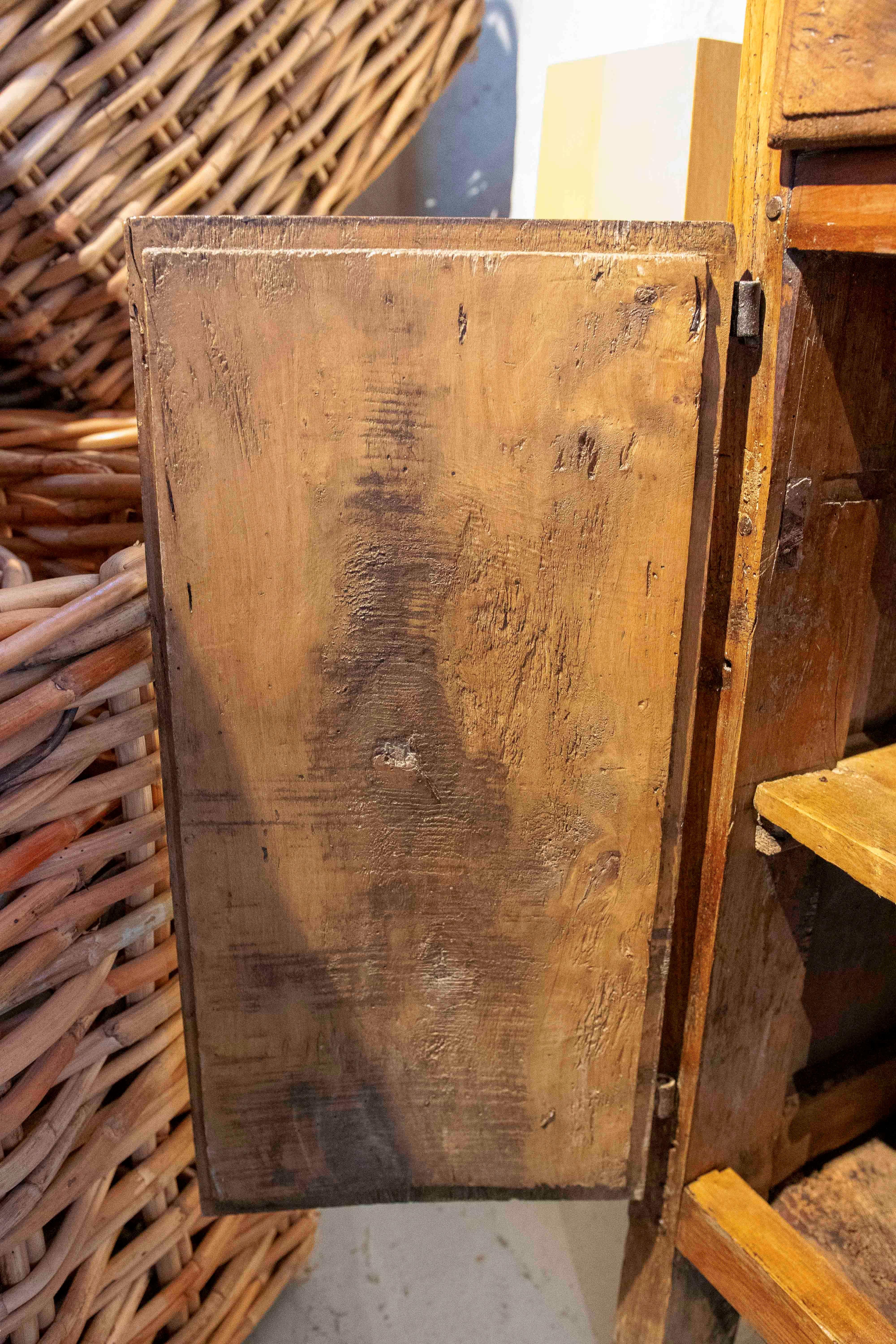 18. Rustikaler Schrank aus spanischem Nussbaumholz im Angebot 8