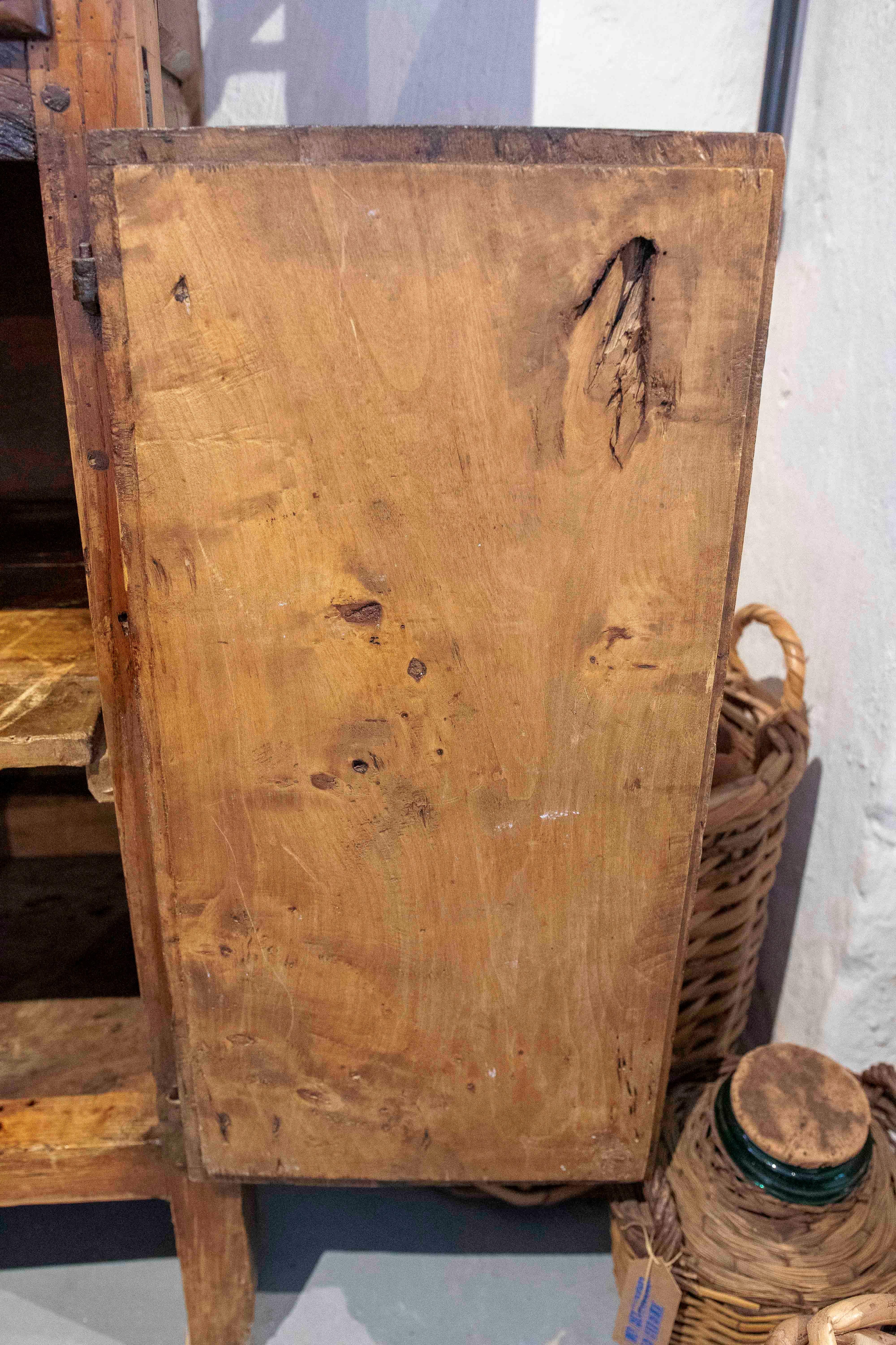 18. Rustikaler Schrank aus spanischem Nussbaumholz im Angebot 9