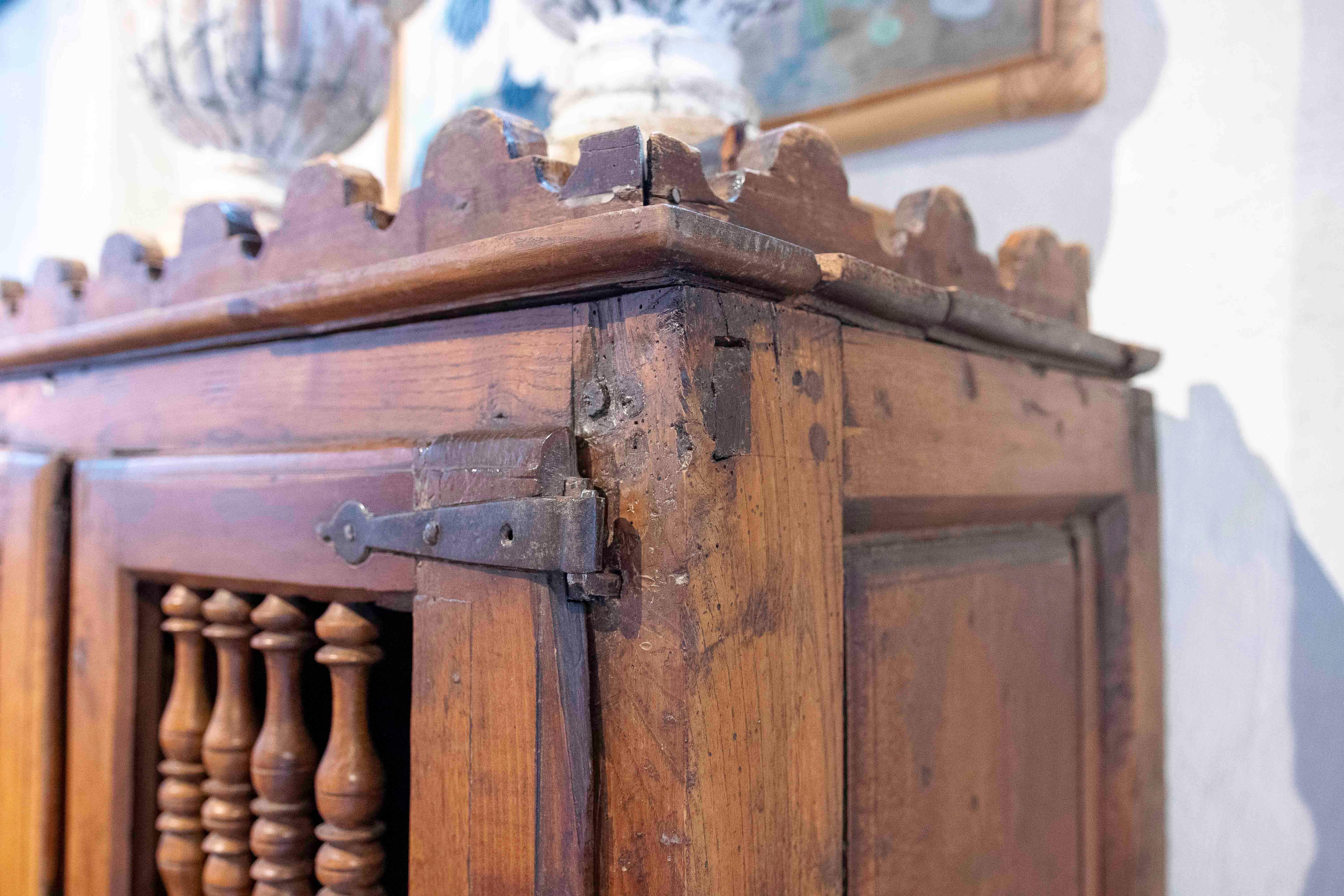 18. Rustikaler Schrank aus spanischem Nussbaumholz im Angebot 10