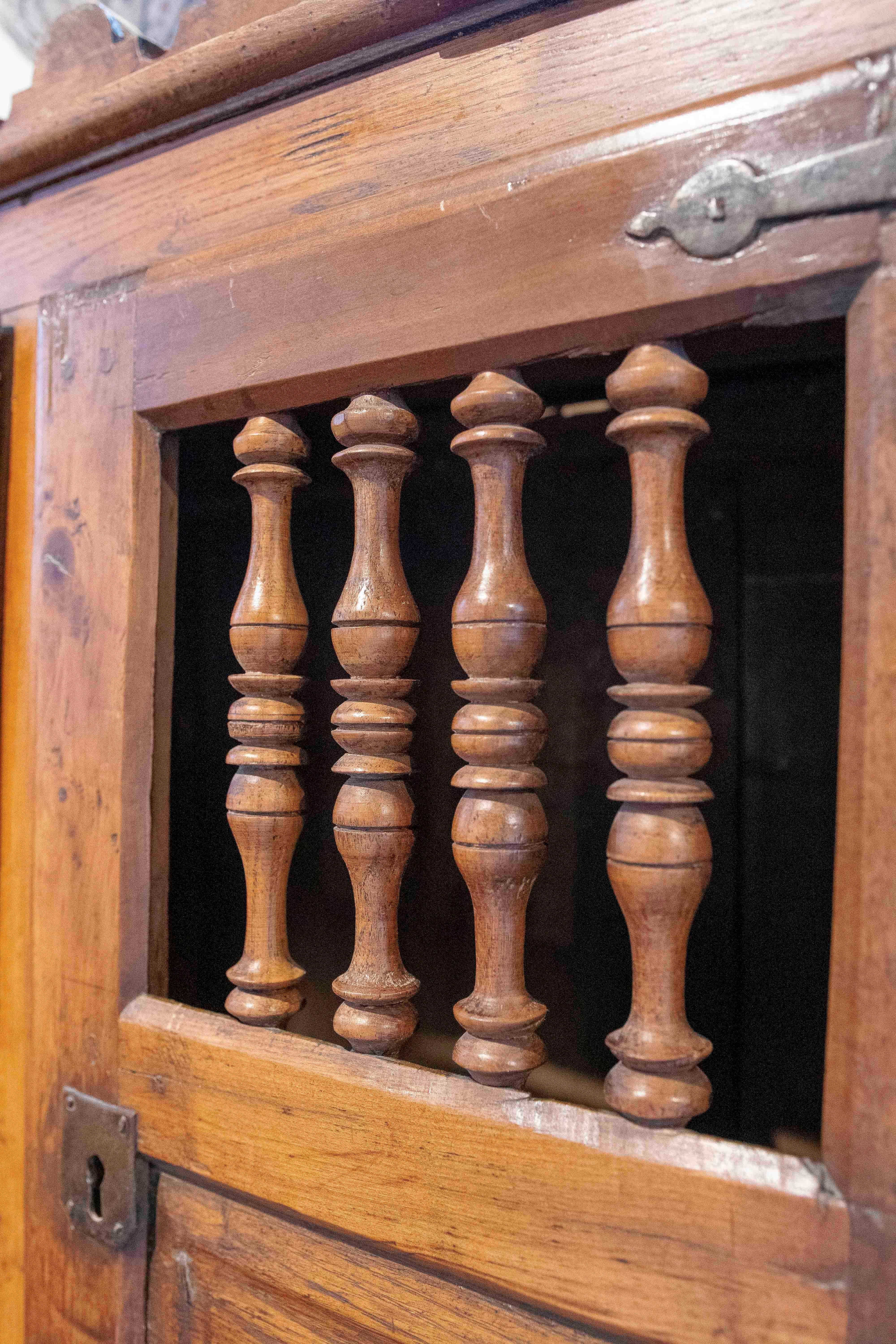 18. Rustikaler Schrank aus spanischem Nussbaumholz im Angebot 11