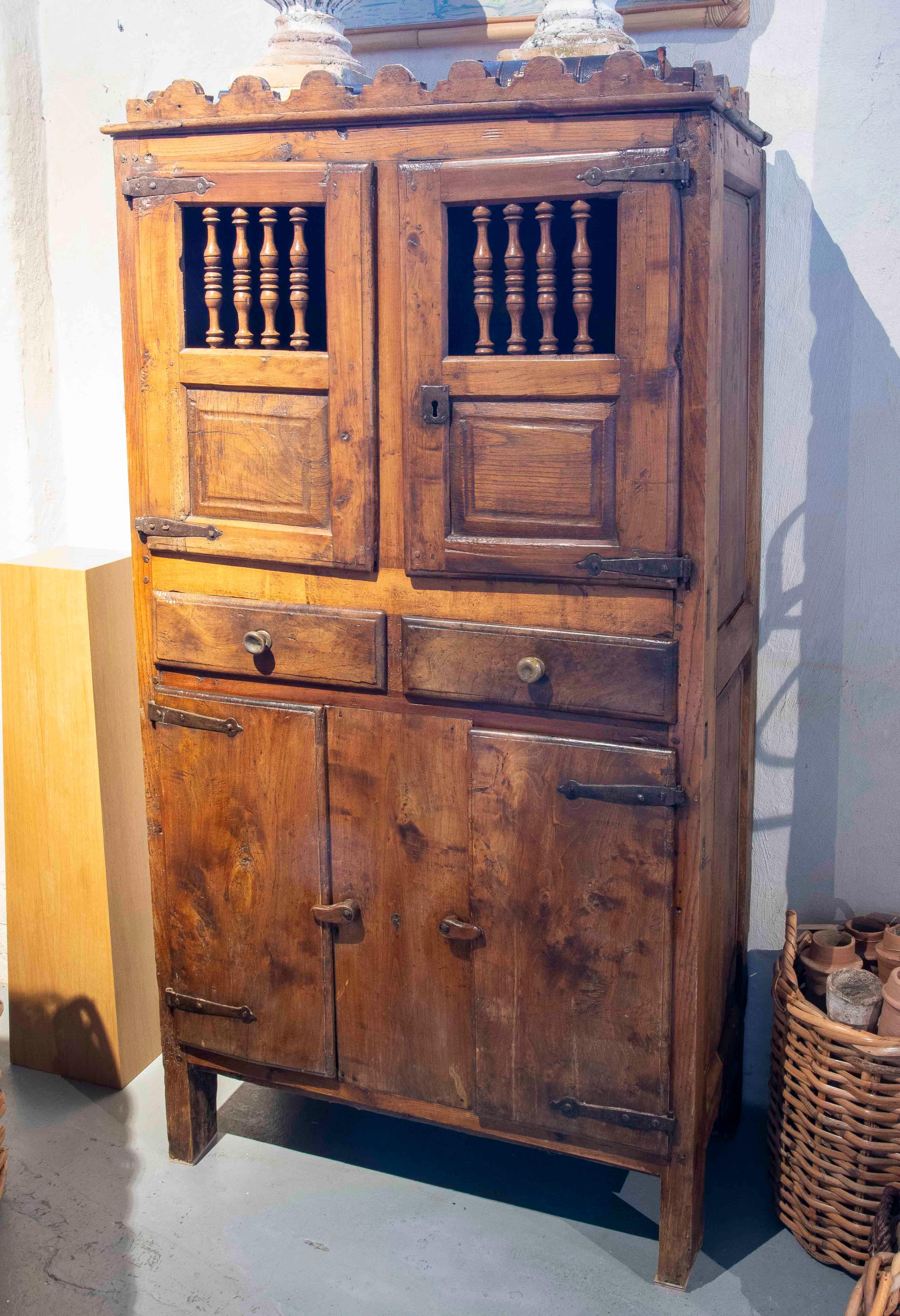 Rustikale spanische Anrichte mit Charme aus dem 18. Jahrhundert, gefertigt aus massivem Nussbaumholz mit einer schönen Originalpatina, die den authentischen Charakter und die natürliche Wärme hervorhebt.

Das Stück weist eine traditionelle