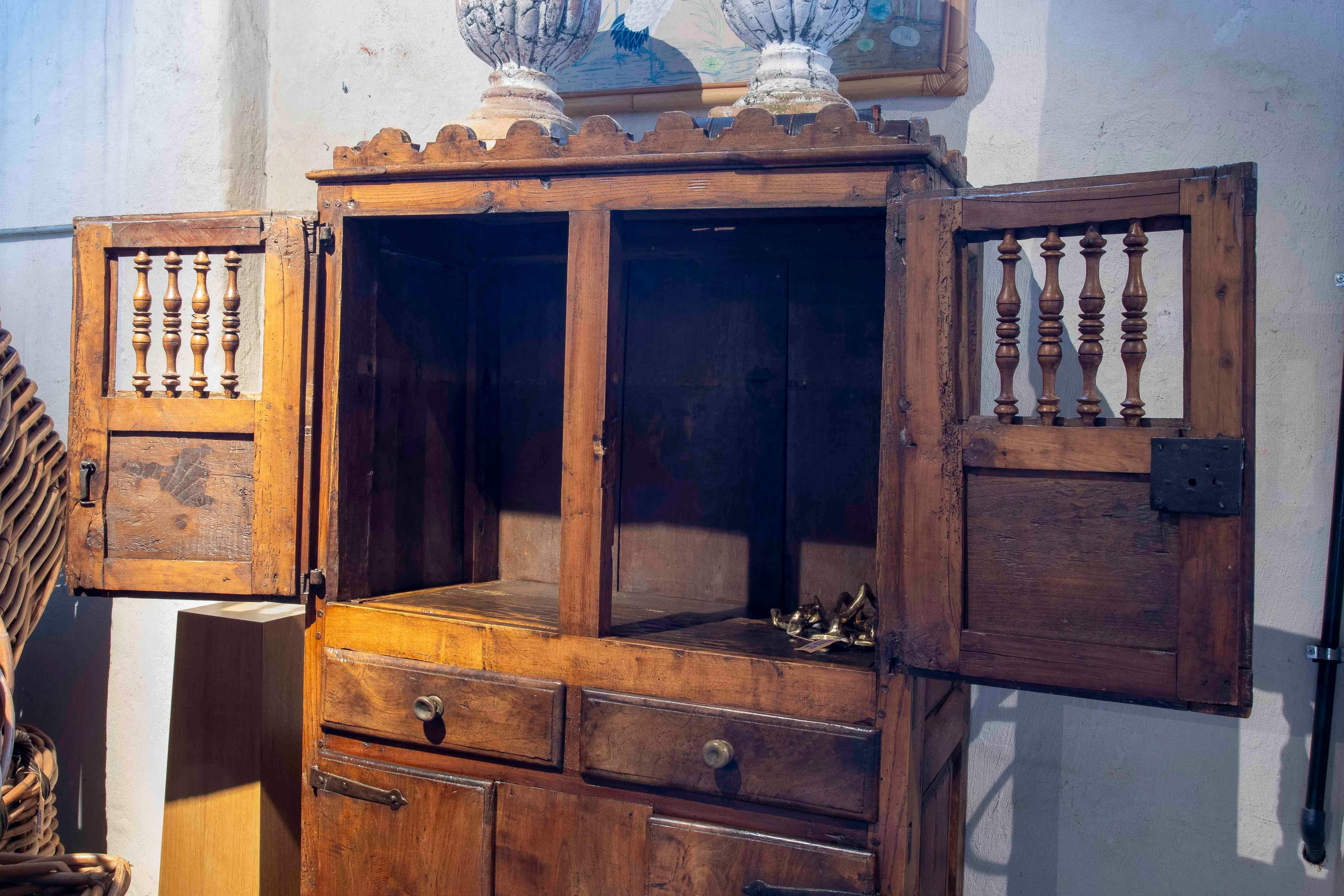 18. Rustikaler Schrank aus spanischem Nussbaumholz (Spanisch) im Angebot