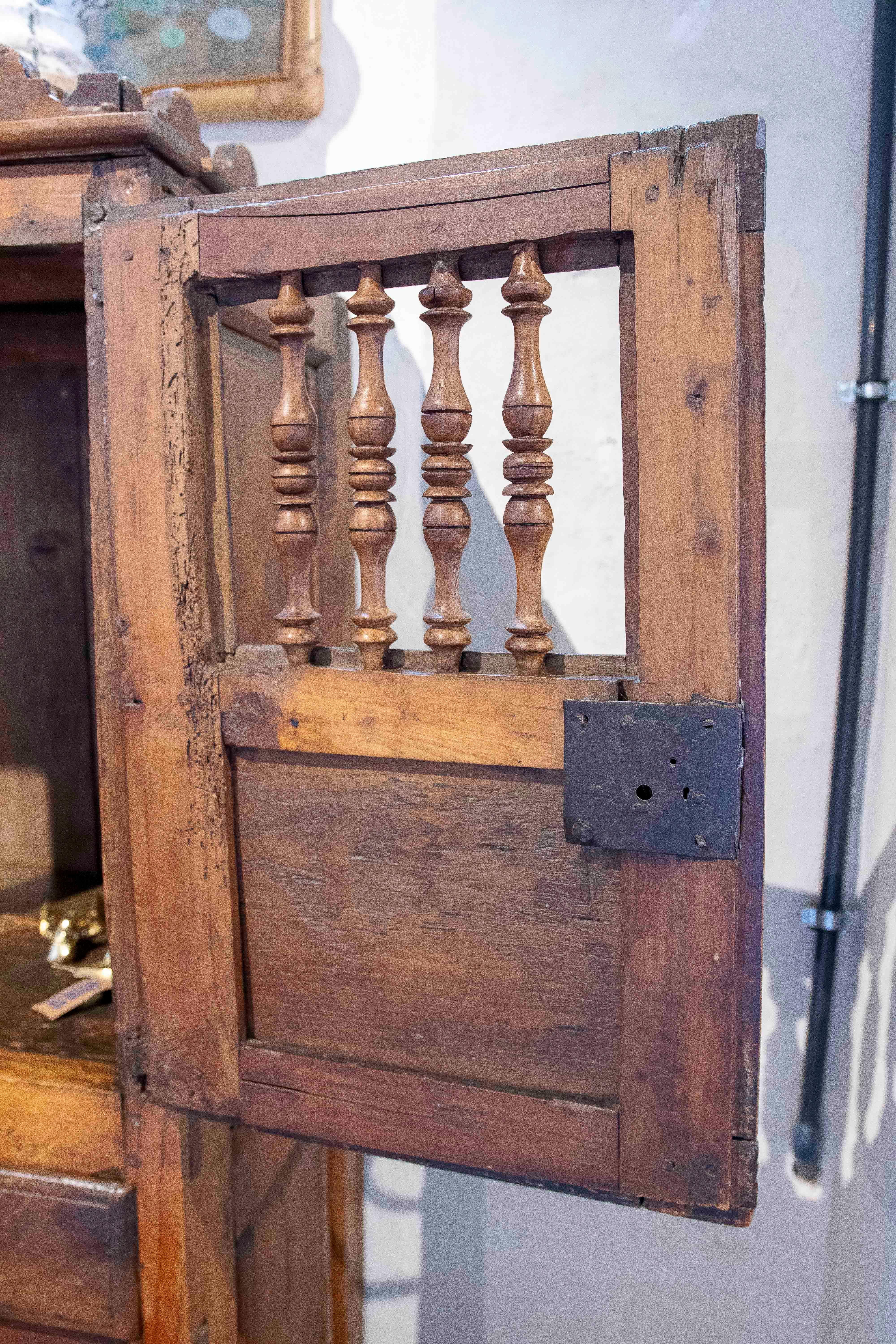 18. Rustikaler Schrank aus spanischem Nussbaumholz im Zustand „Gut“ im Angebot in Marbella, ES