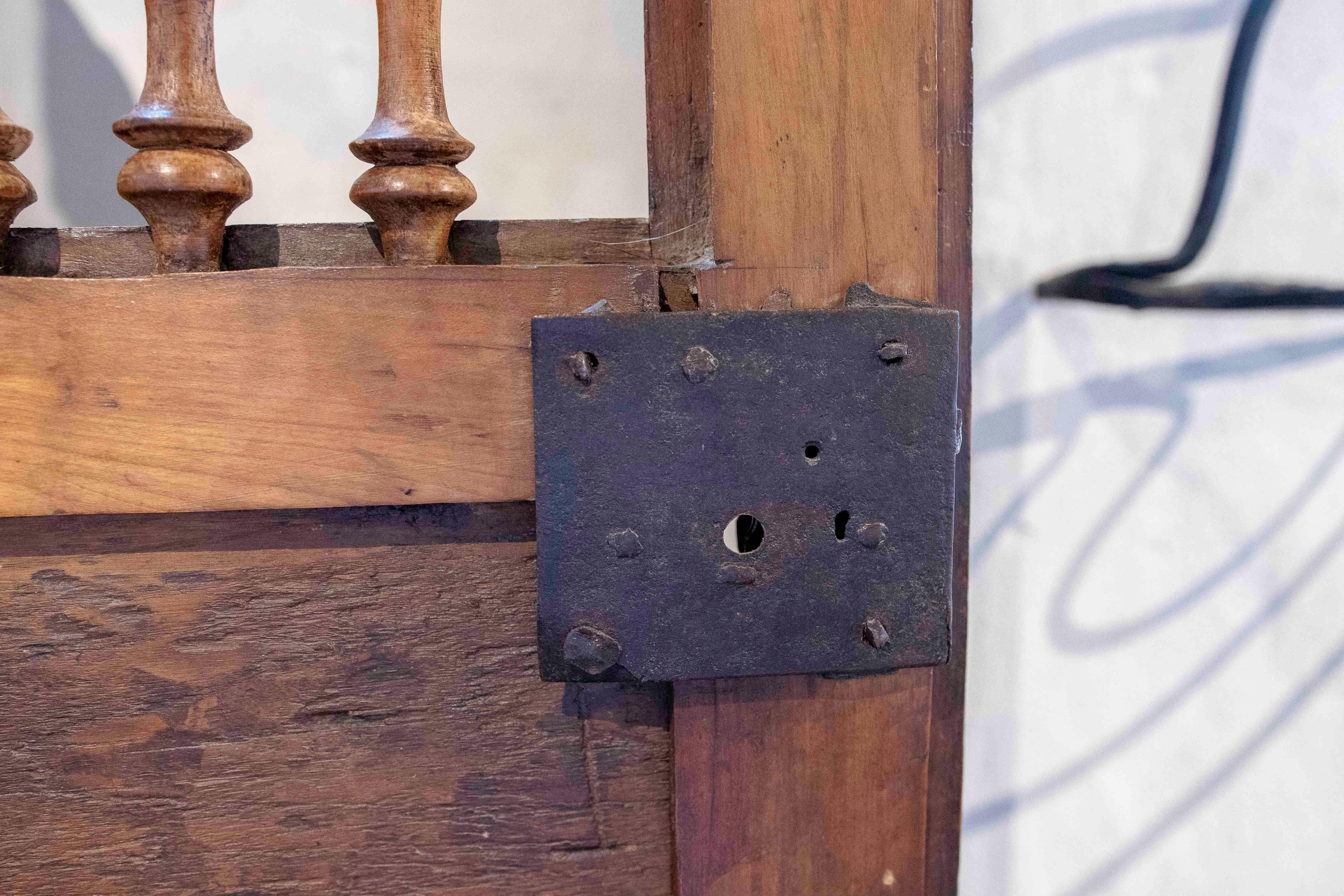 18. Rustikaler Schrank aus spanischem Nussbaumholz (18. Jahrhundert und früher) im Angebot