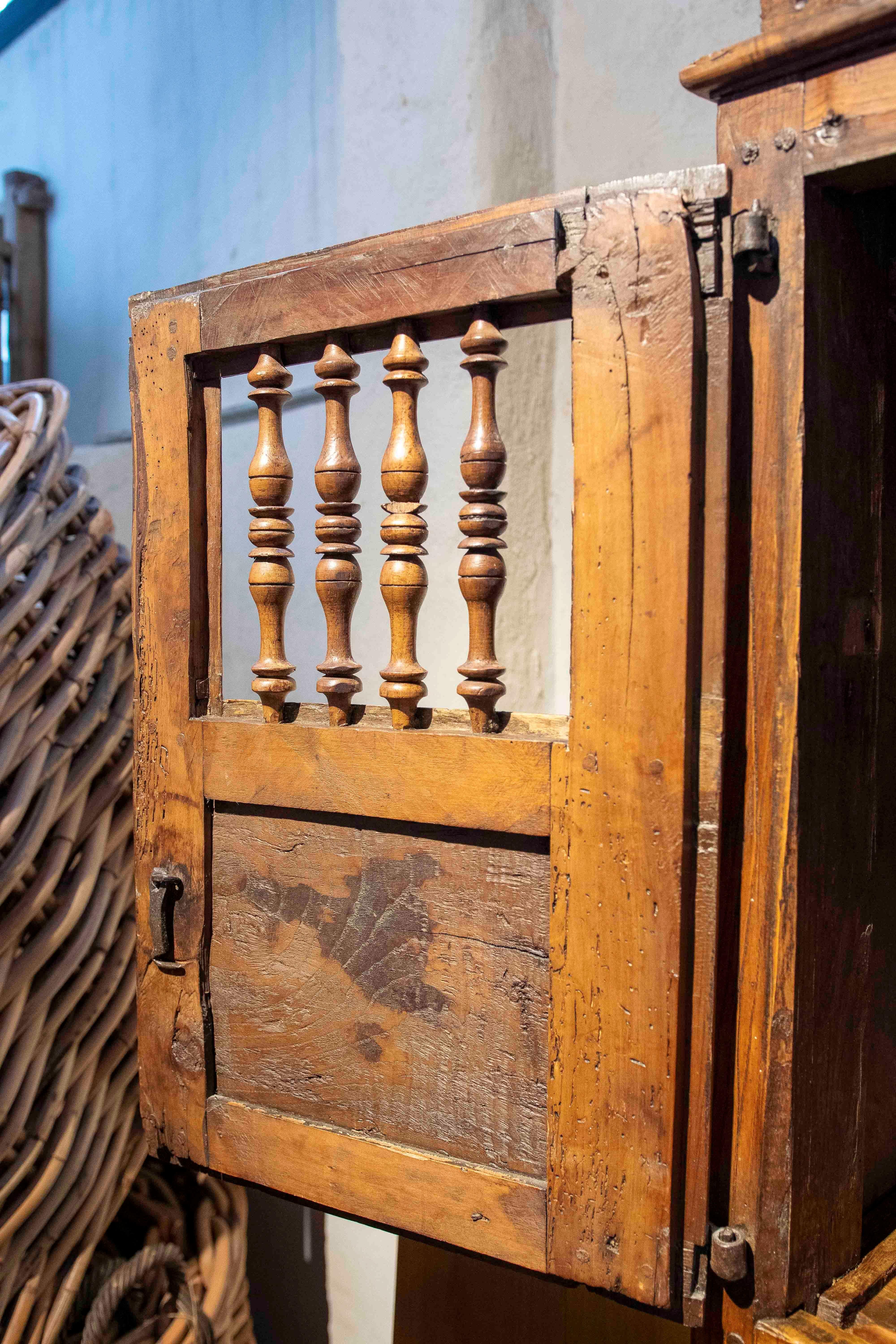 18. Rustikaler Schrank aus spanischem Nussbaumholz (Eisen) im Angebot