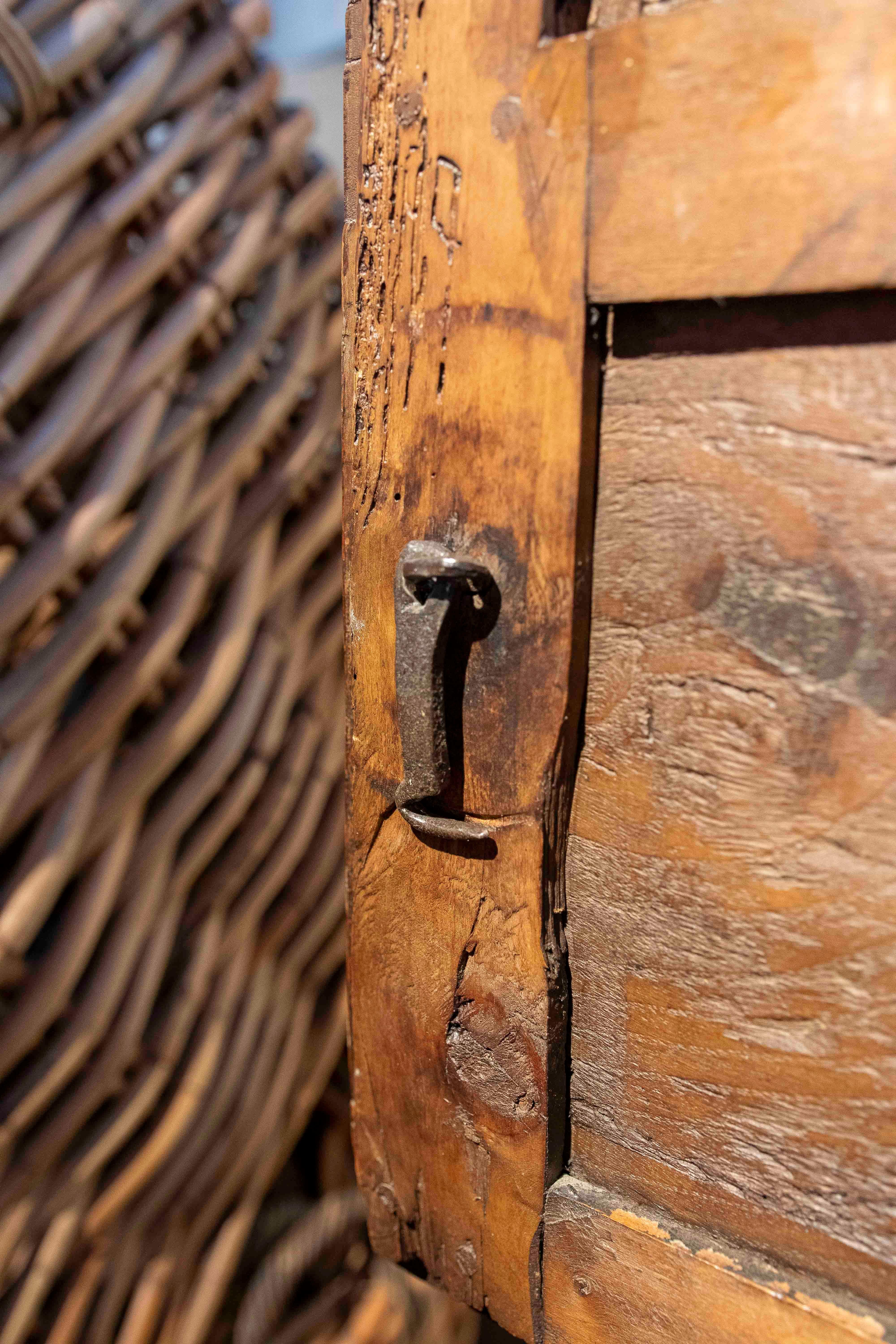 18. Rustikaler Schrank aus spanischem Nussbaumholz im Angebot 1