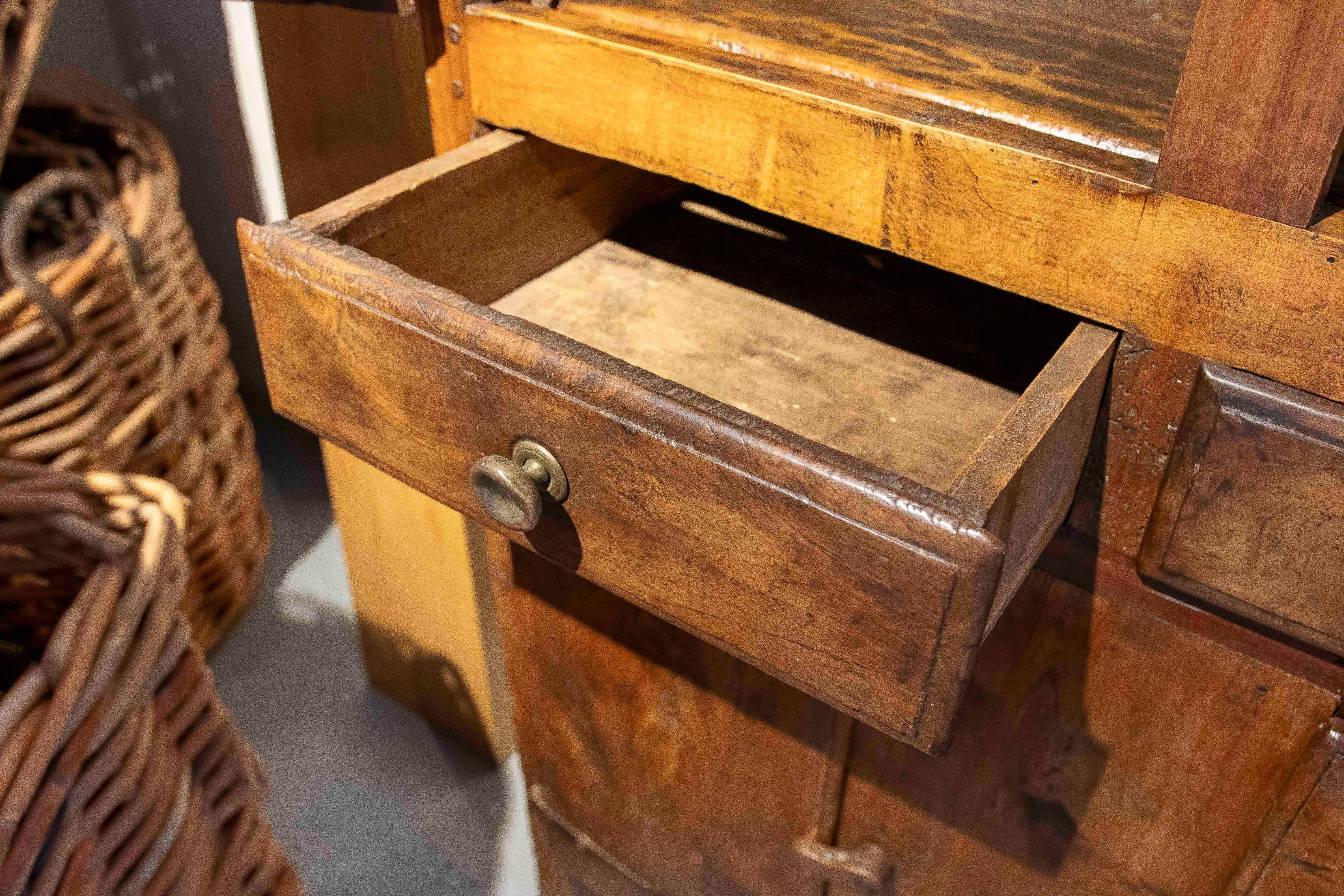 18. Rustikaler Schrank aus spanischem Nussbaumholz im Angebot 2