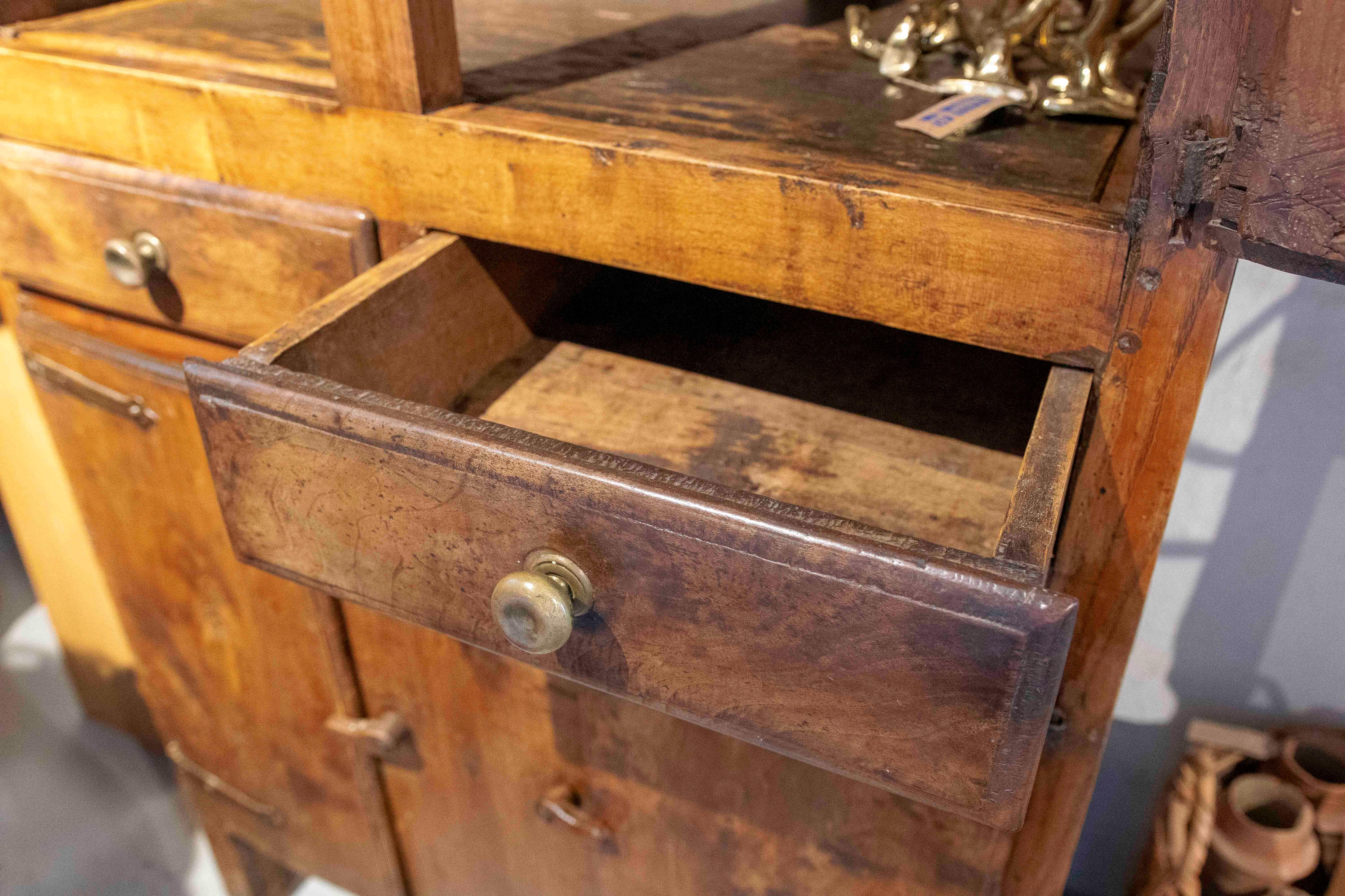 18. Rustikaler Schrank aus spanischem Nussbaumholz im Angebot 3