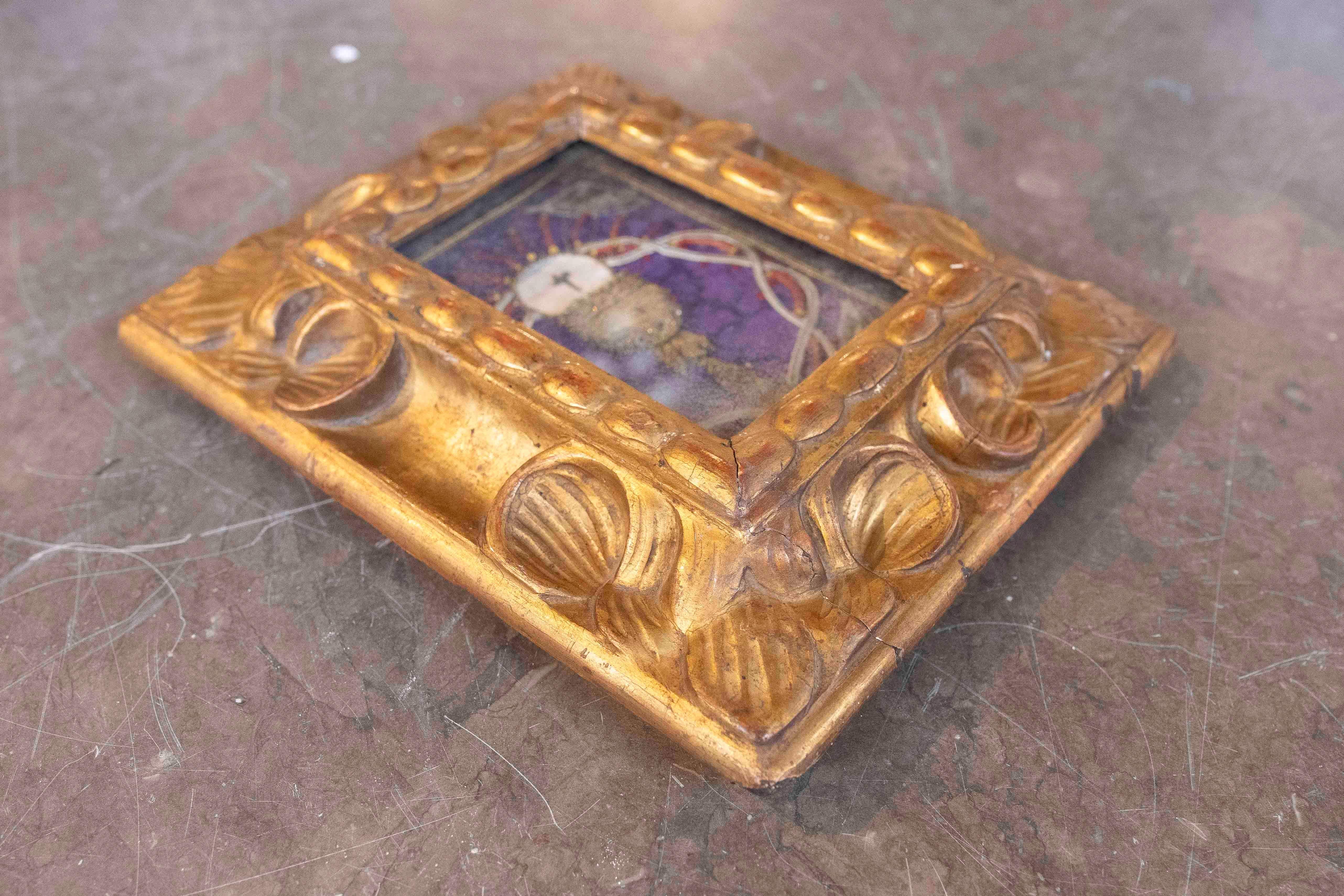 Reliquaire sacré du 18e siècle avec chalice et host consécuté dans un cadre sculpté et doré en vente 4