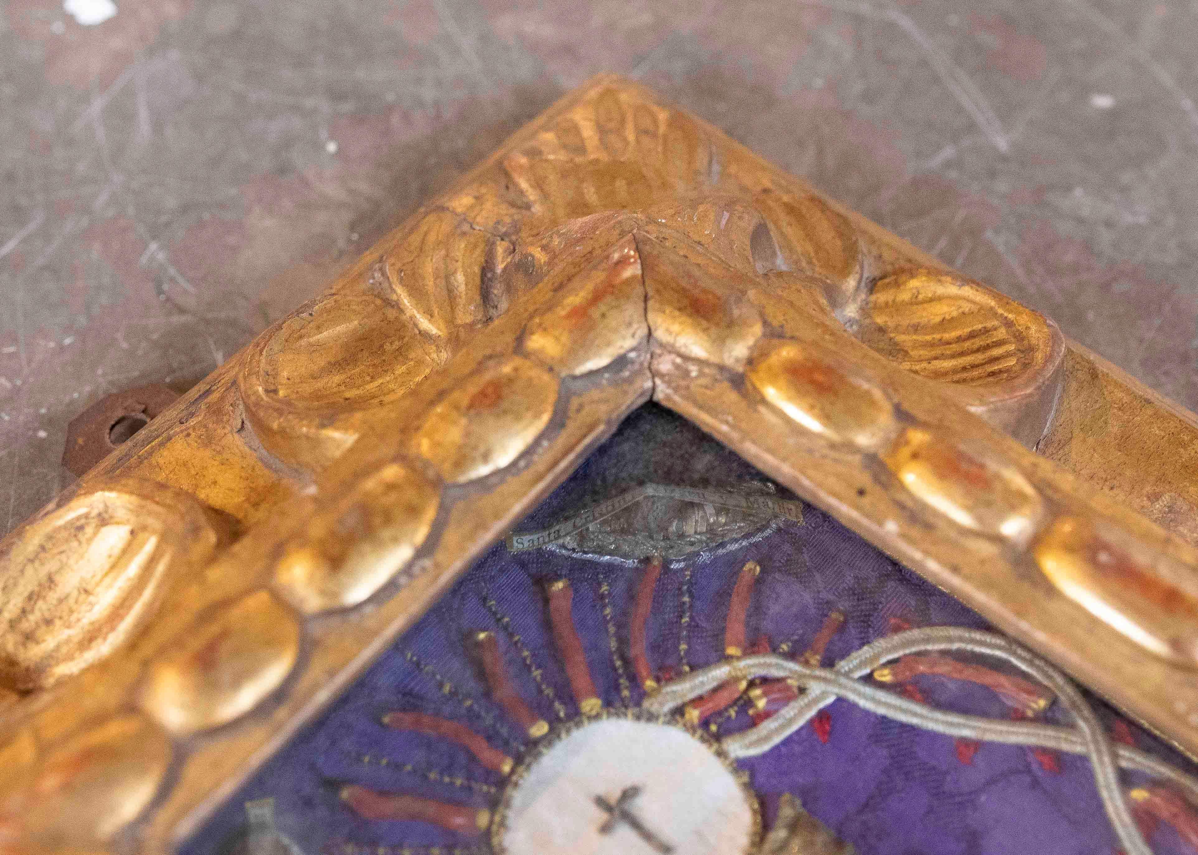Reliquaire sacré du 18e siècle avec chalice et host consécuté dans un cadre sculpté et doré en vente 6