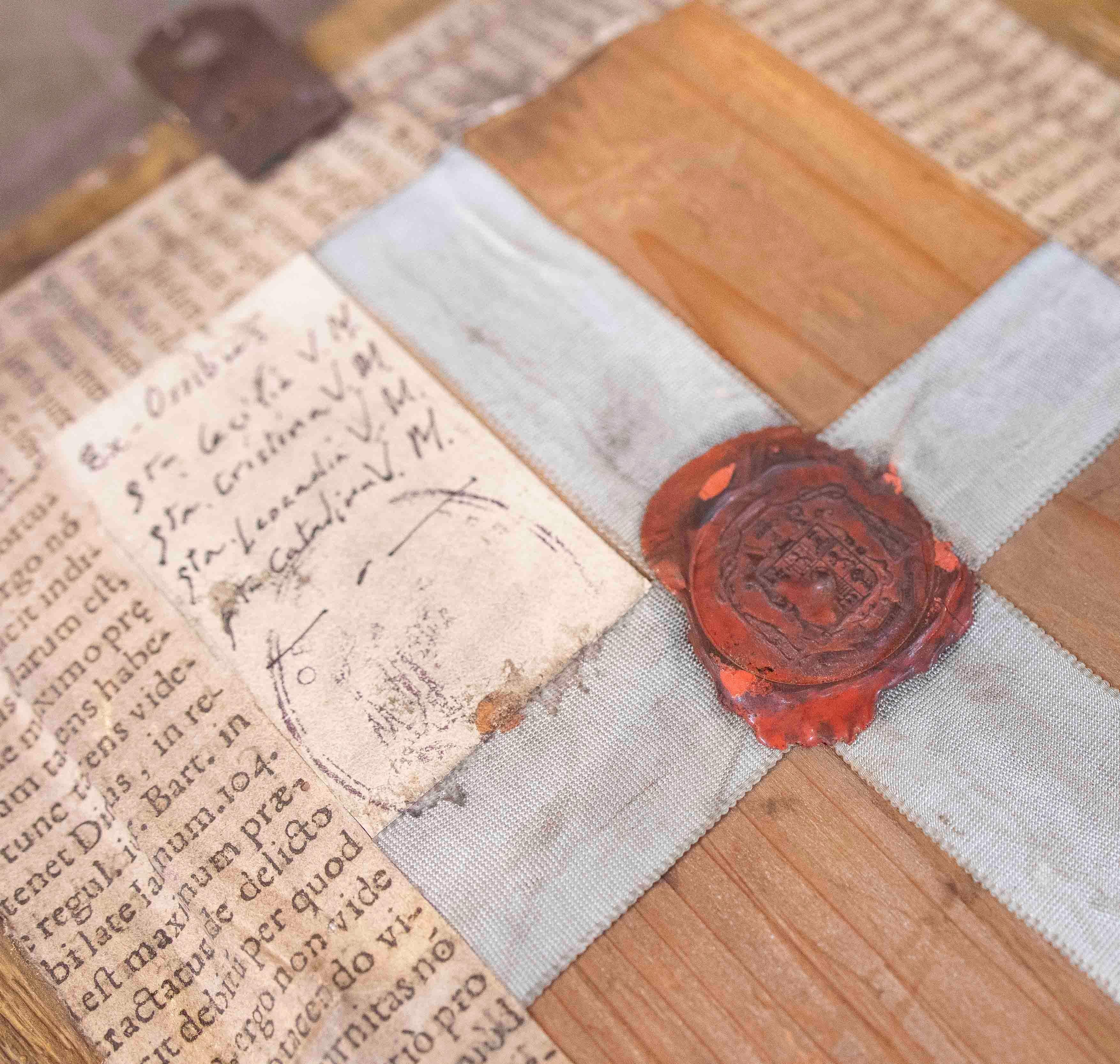 XVIIIe siècle et antérieur Reliquaire sacré du 18e siècle avec chalice et host consécuté dans un cadre sculpté et doré en vente