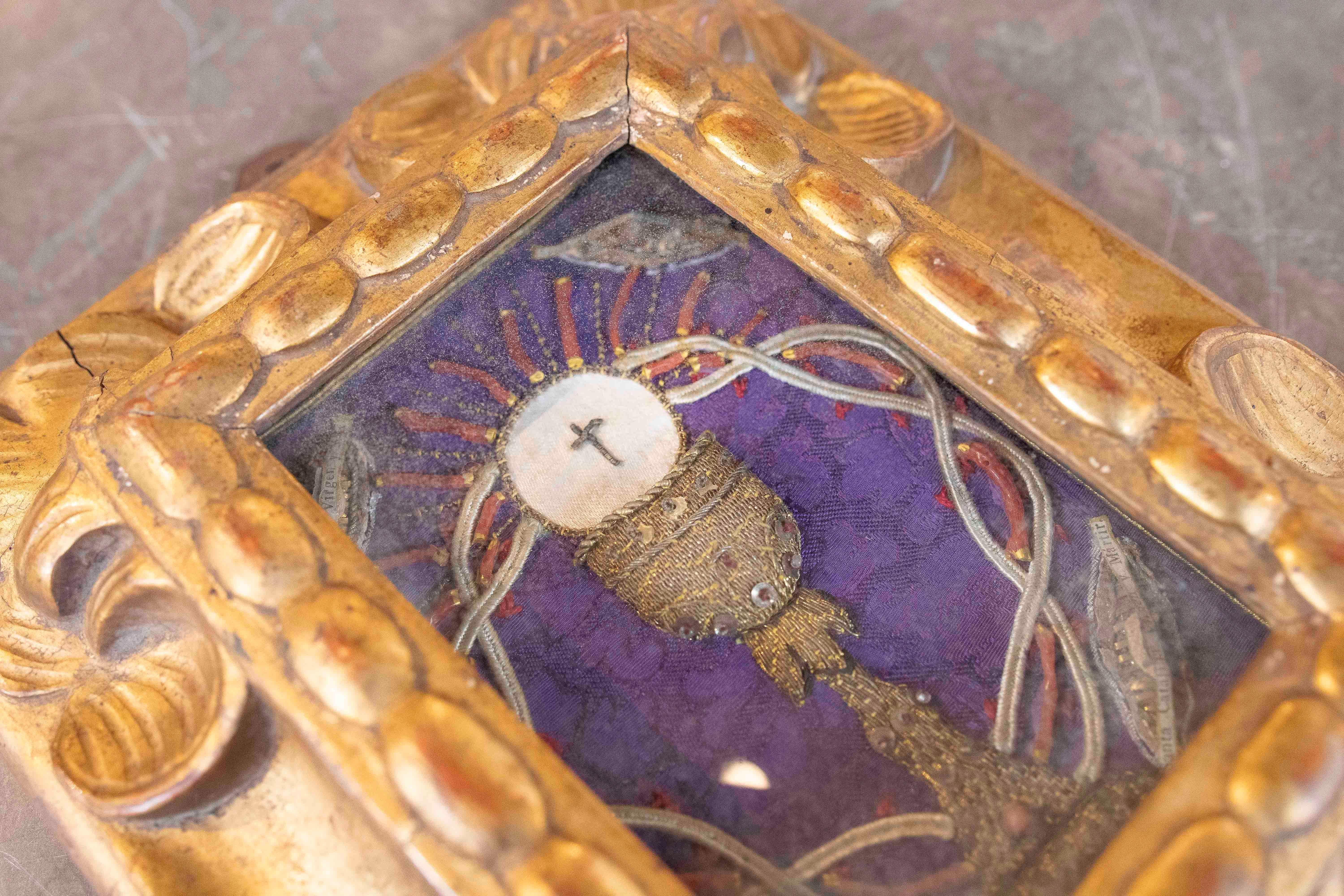 Reliquaire sacré du 18e siècle avec chalice et host consécuté dans un cadre sculpté et doré en vente 2